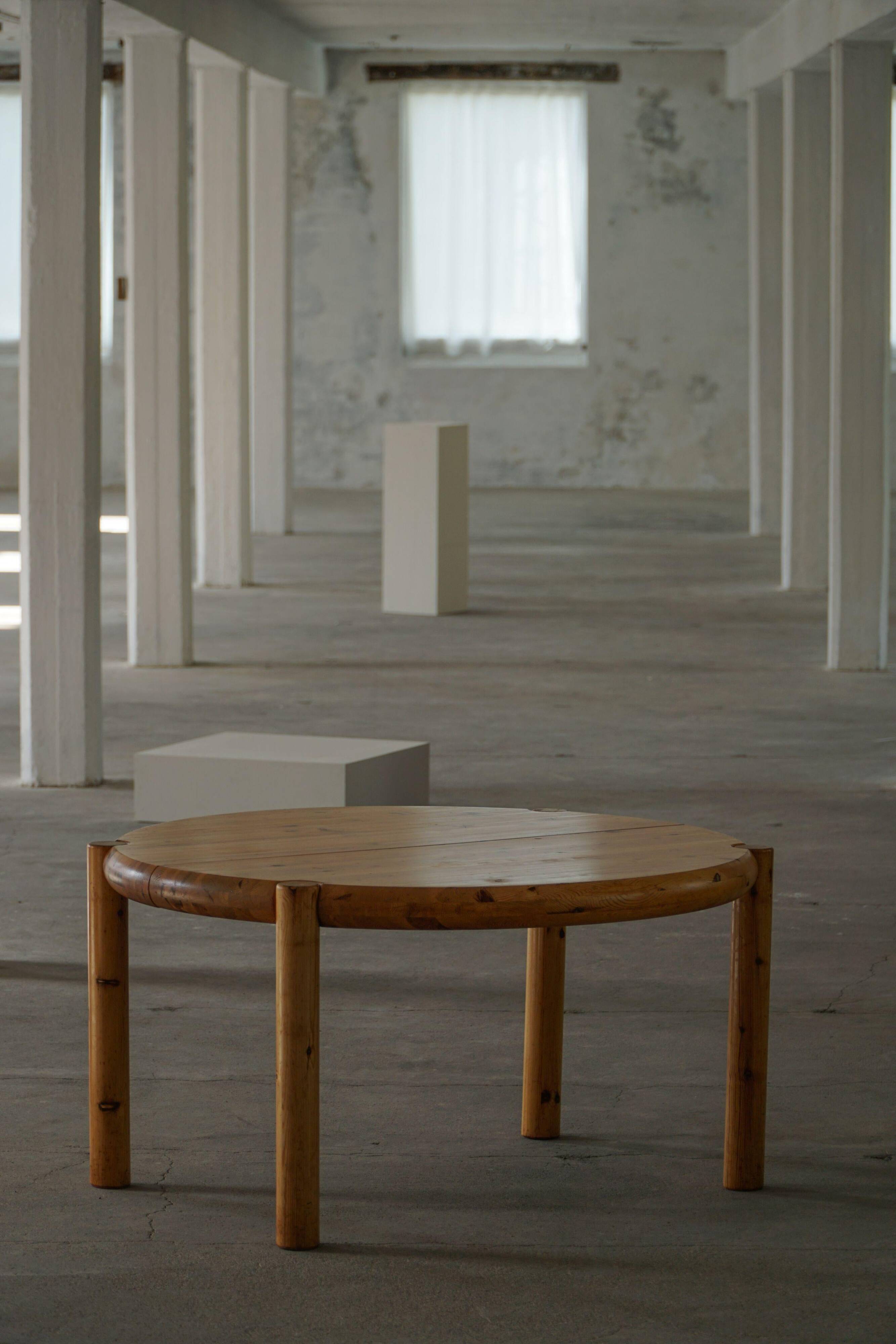 Rainer Daumiller, extendable round dining table in pine, modern Danish style, 1970s.