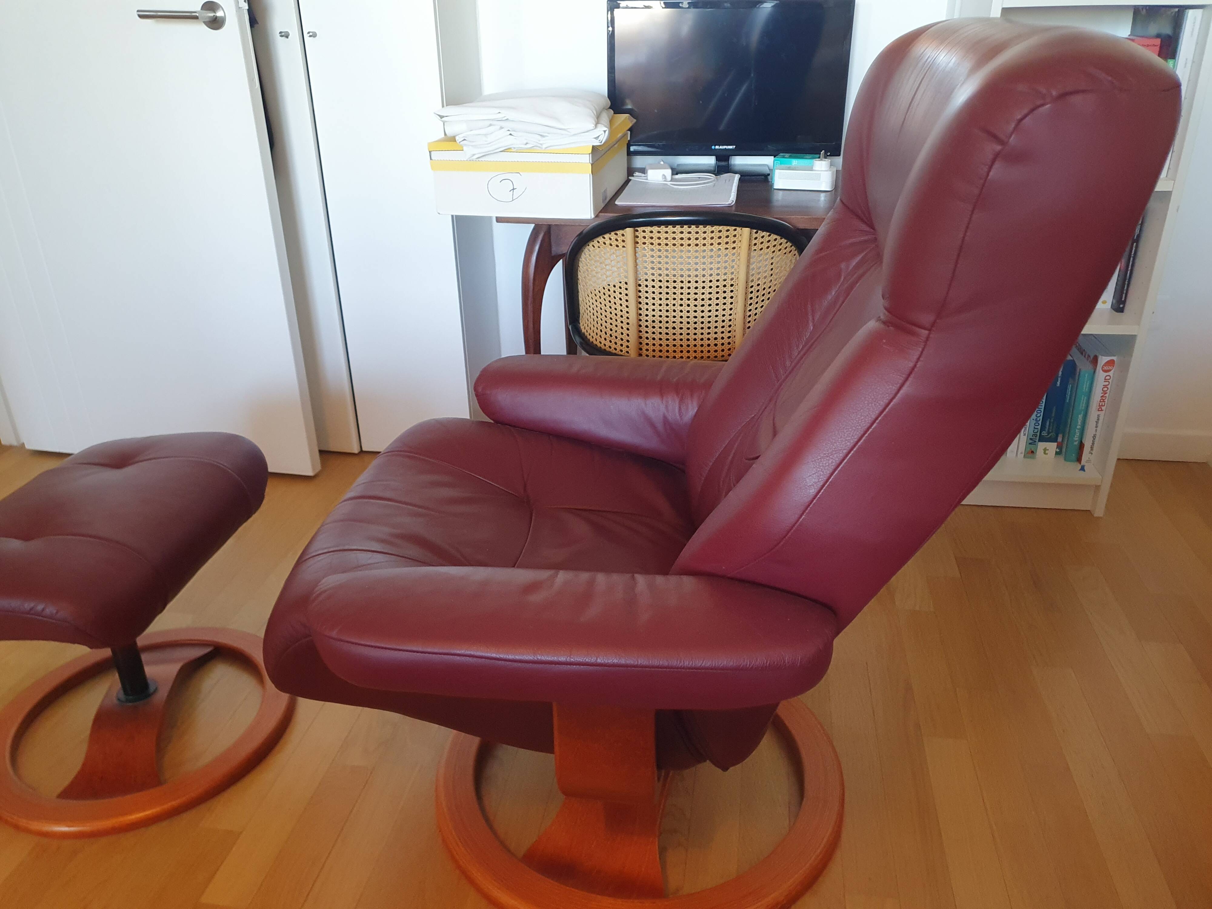 Fauteuil en cuir Anderssons avec repose-pied