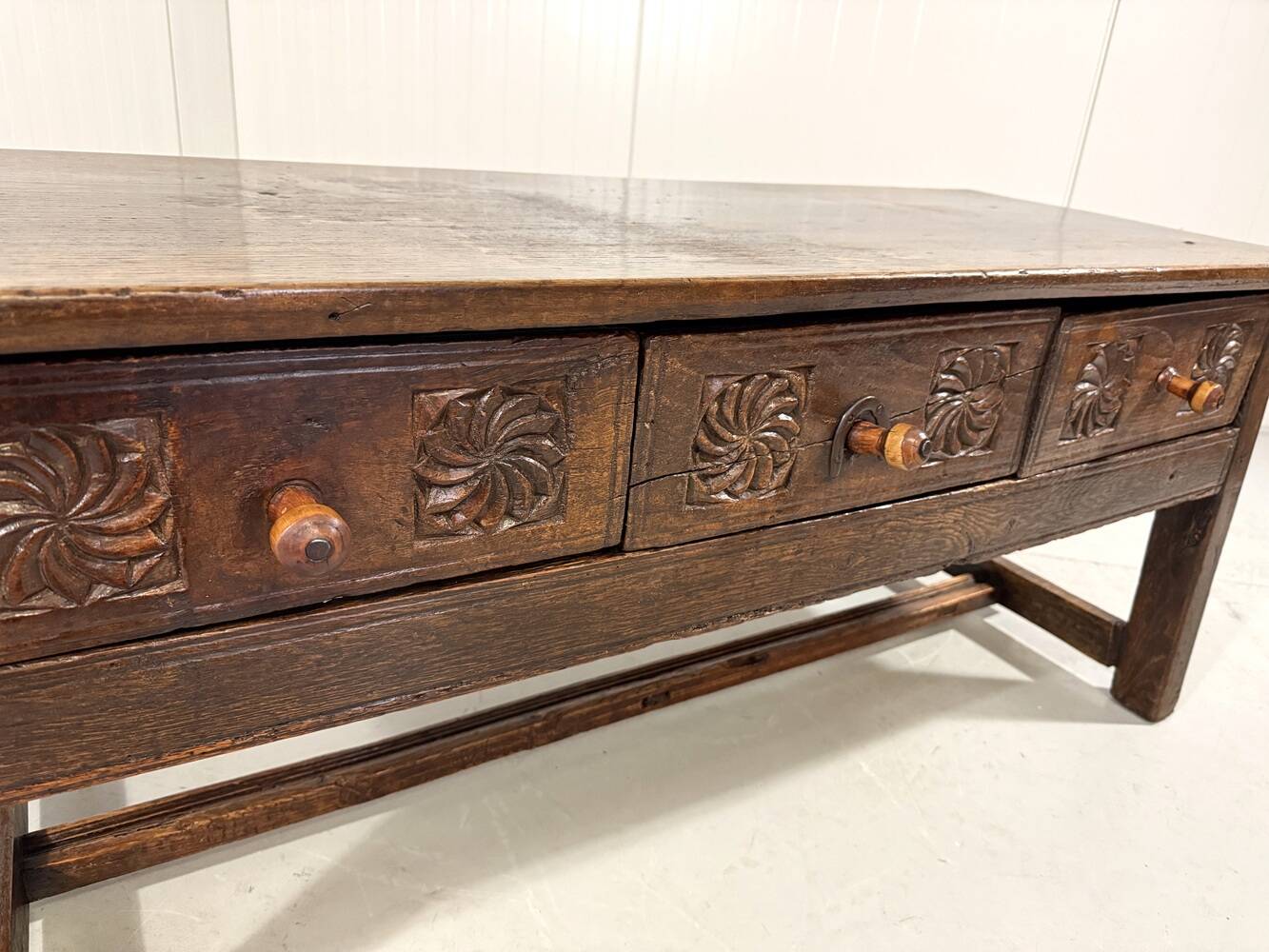 Table basse espagnole antique brutaliste