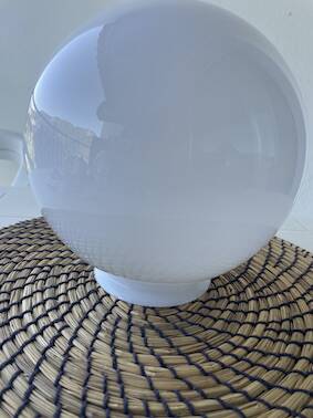 Lustre Bistrot vintage - Globe opaline - 1960-70