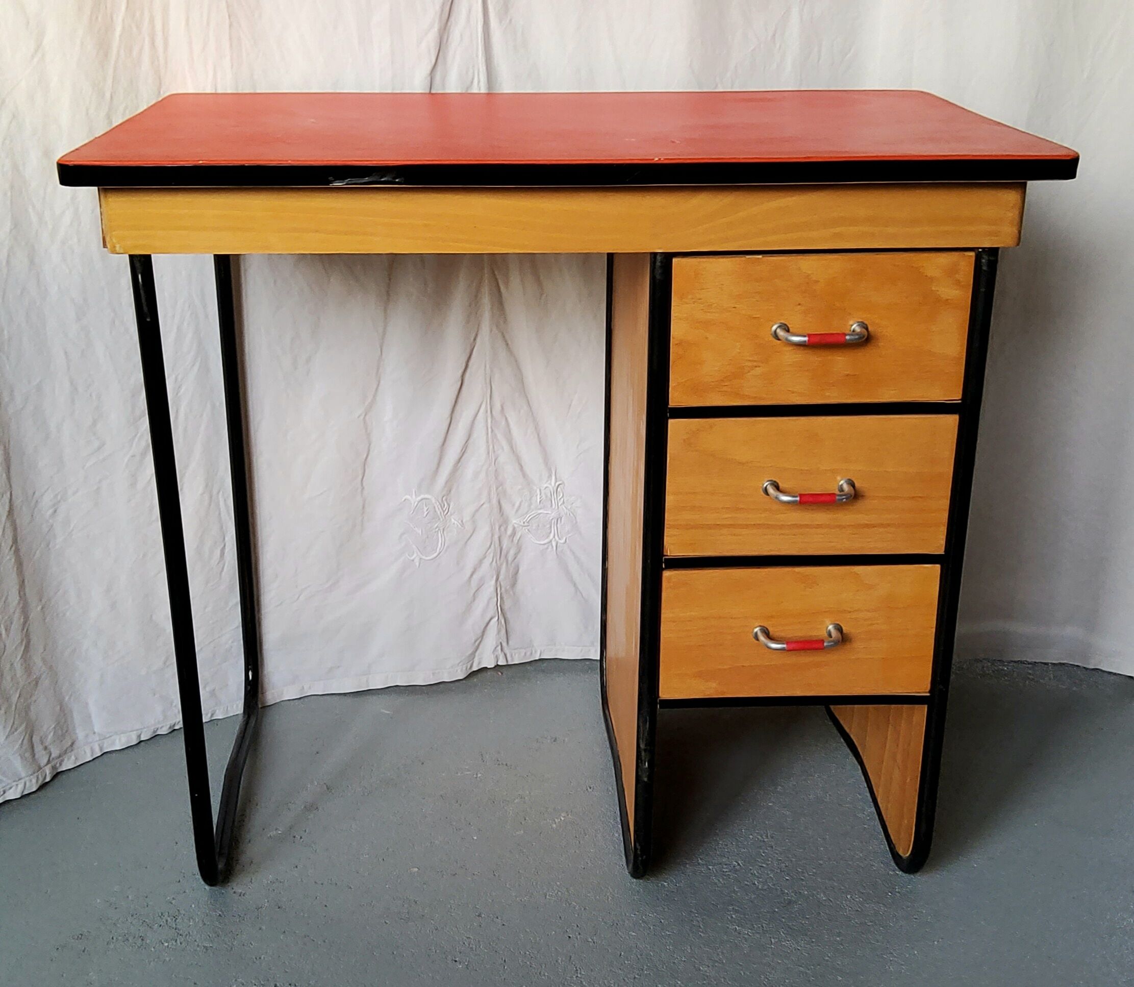 Teen desk and its chair