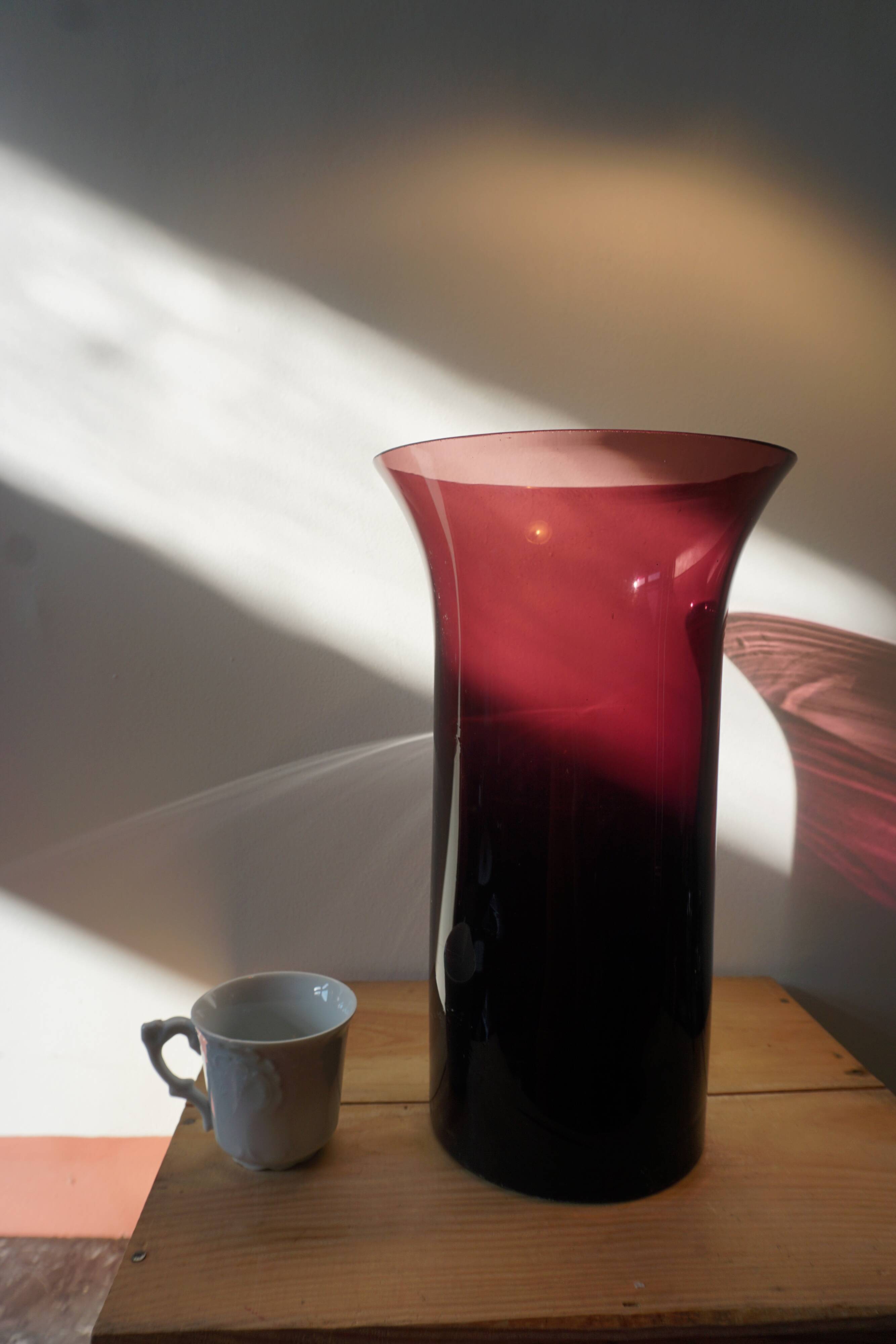 Vase violet en verre soufflé