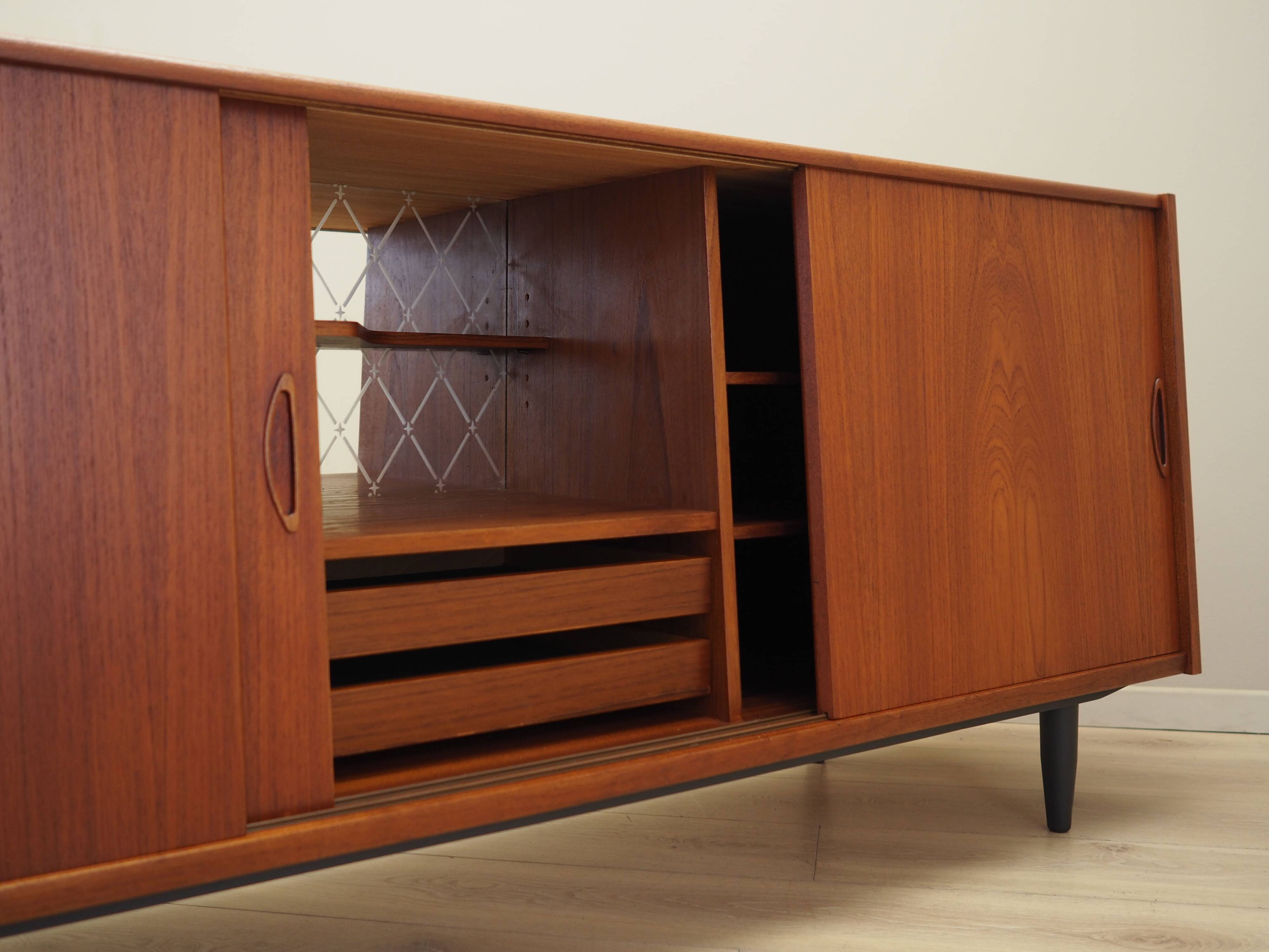 Buffet en teck, design danois, années 1970, production : Danemark