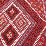Tapis rouge à motifs berbères fait main