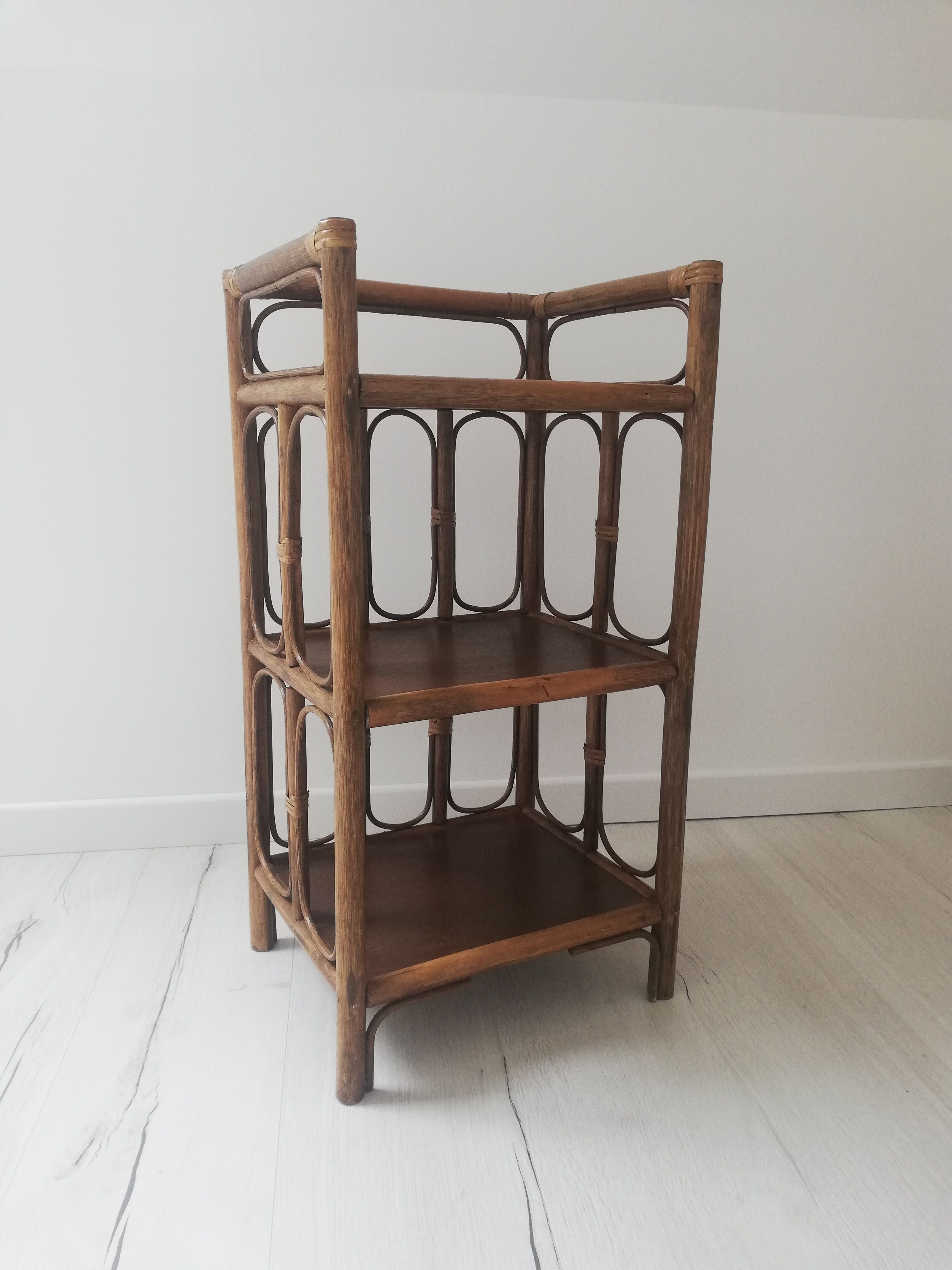 Etagère en rotin vintage