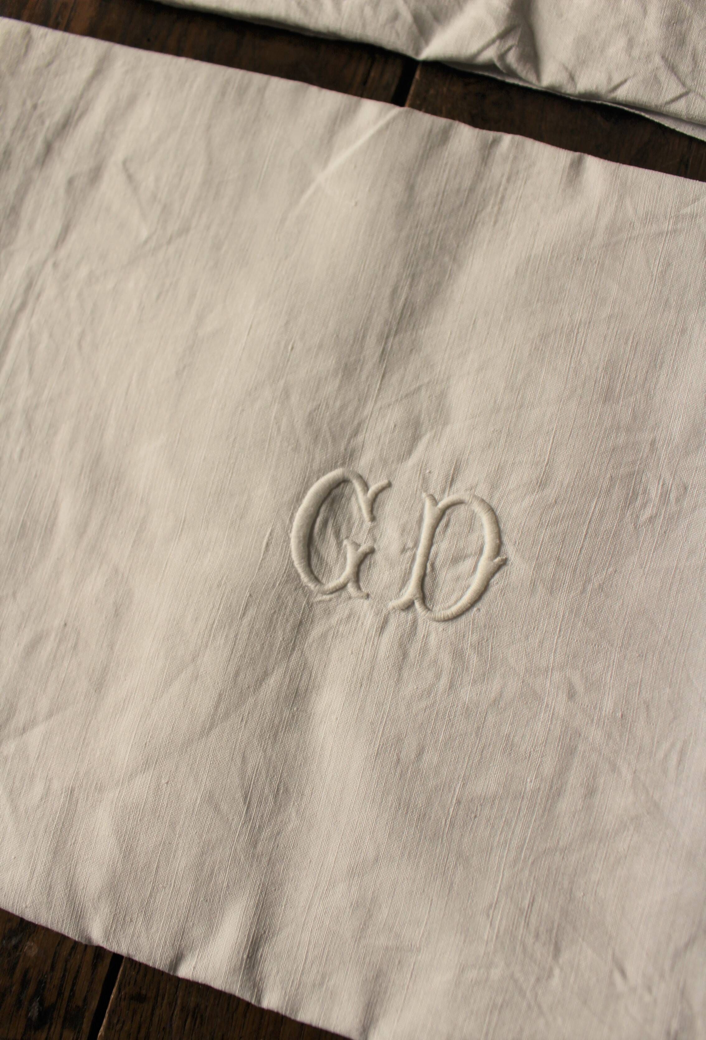 Un Lot de 2 serviettes de table lin blanc monogrammes G D