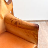 Paire de fauteuils Cab 413 par Mario Bellini en cuir beige patiné, Cassina