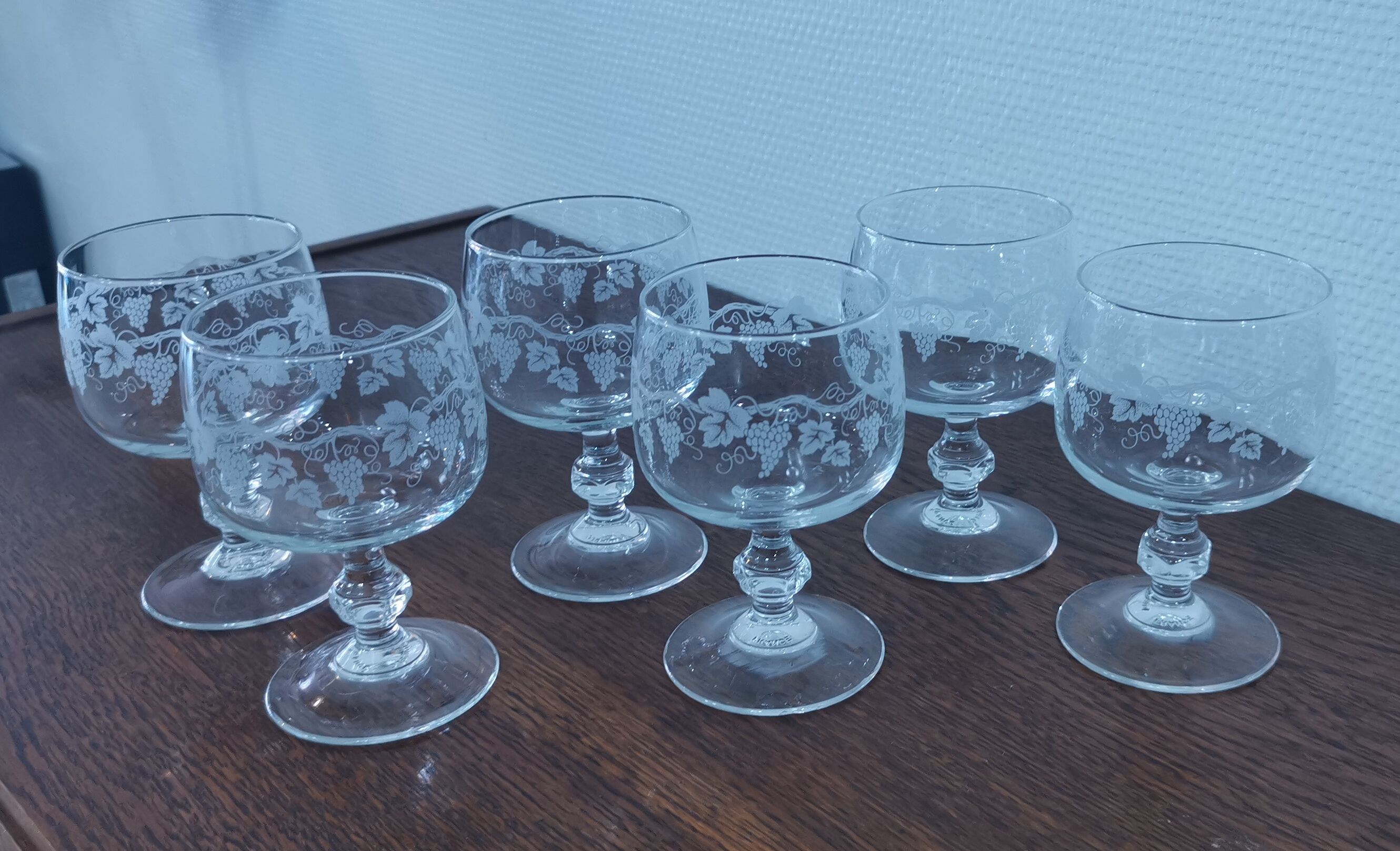 Set of 6 water glasses on crystal feet, grape decoration and vine shoot Luminarc