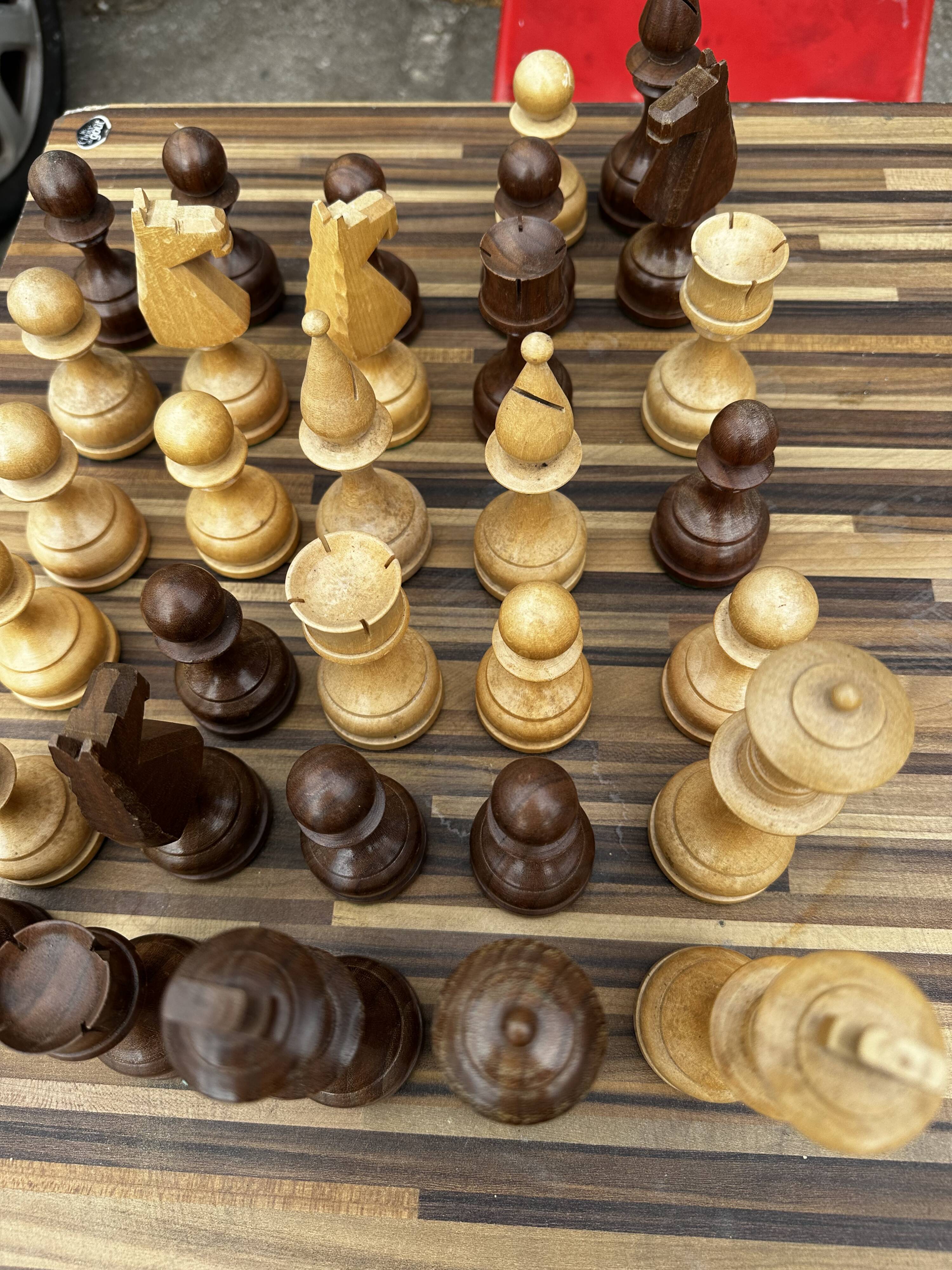 32 Staunton chess pieces in turned boxwood