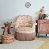Fauteuil crapaud beige motifs floraux à franges