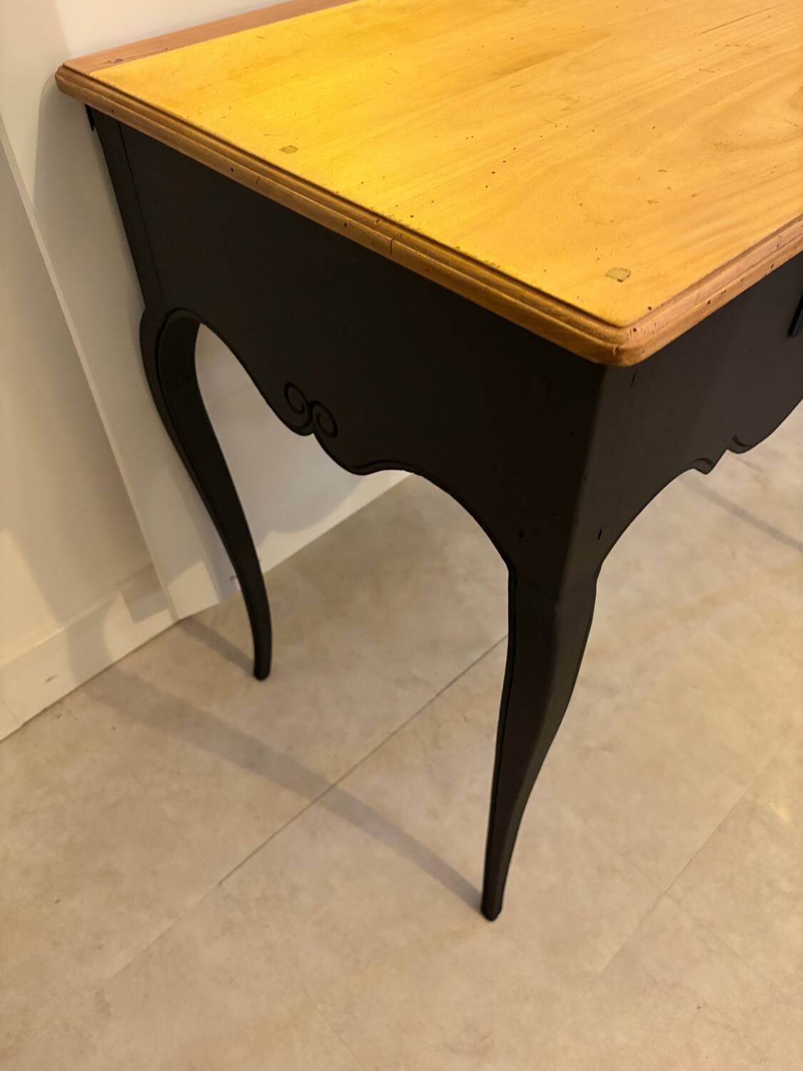 Black console, natural tray