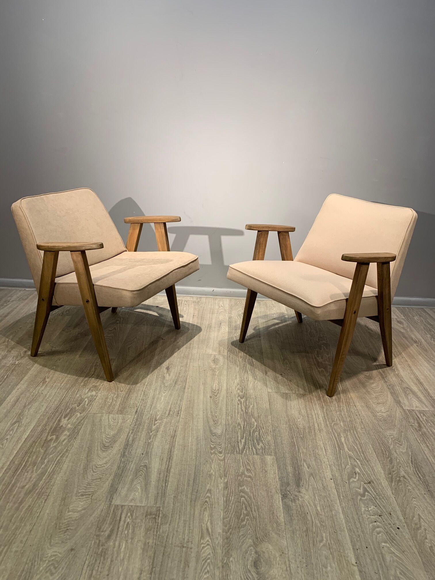 Paire de fauteuils 366, conçus par J. Chierowski