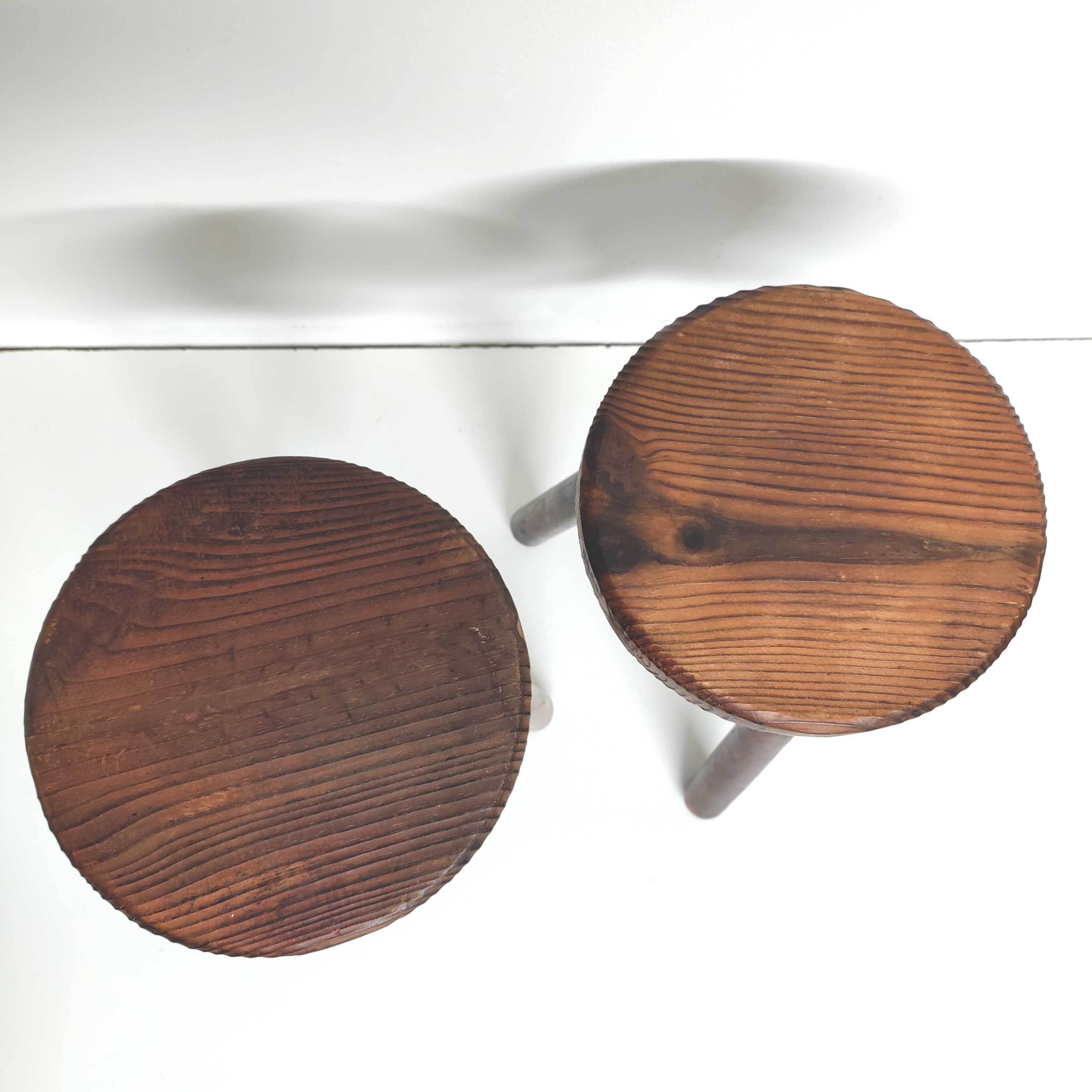 Paire de tabourets tripodes en bois vintage