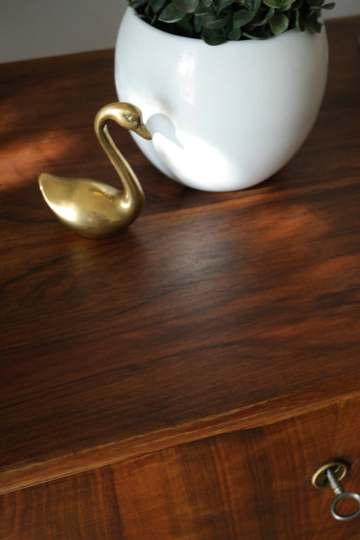 Commode basse en noyer, XXème