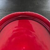 Plat rouge dentelé