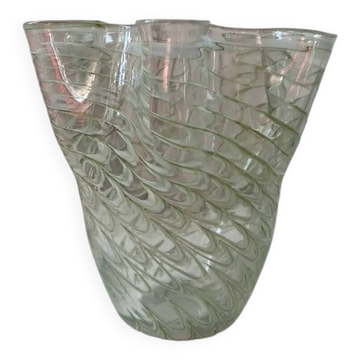 Vase en verre filigrane forme mouchoir col corolles