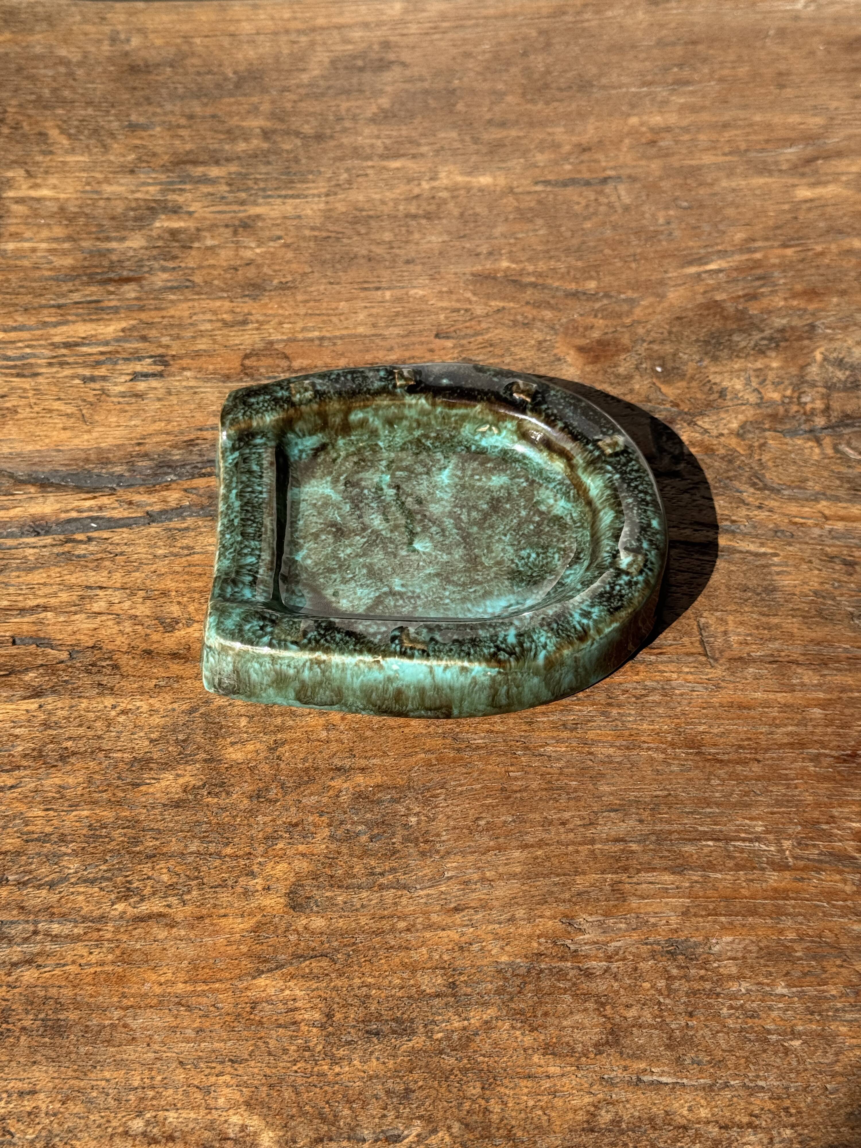 Cendrier en céramique vernissée turquoise et brune en forme de fer à cheval