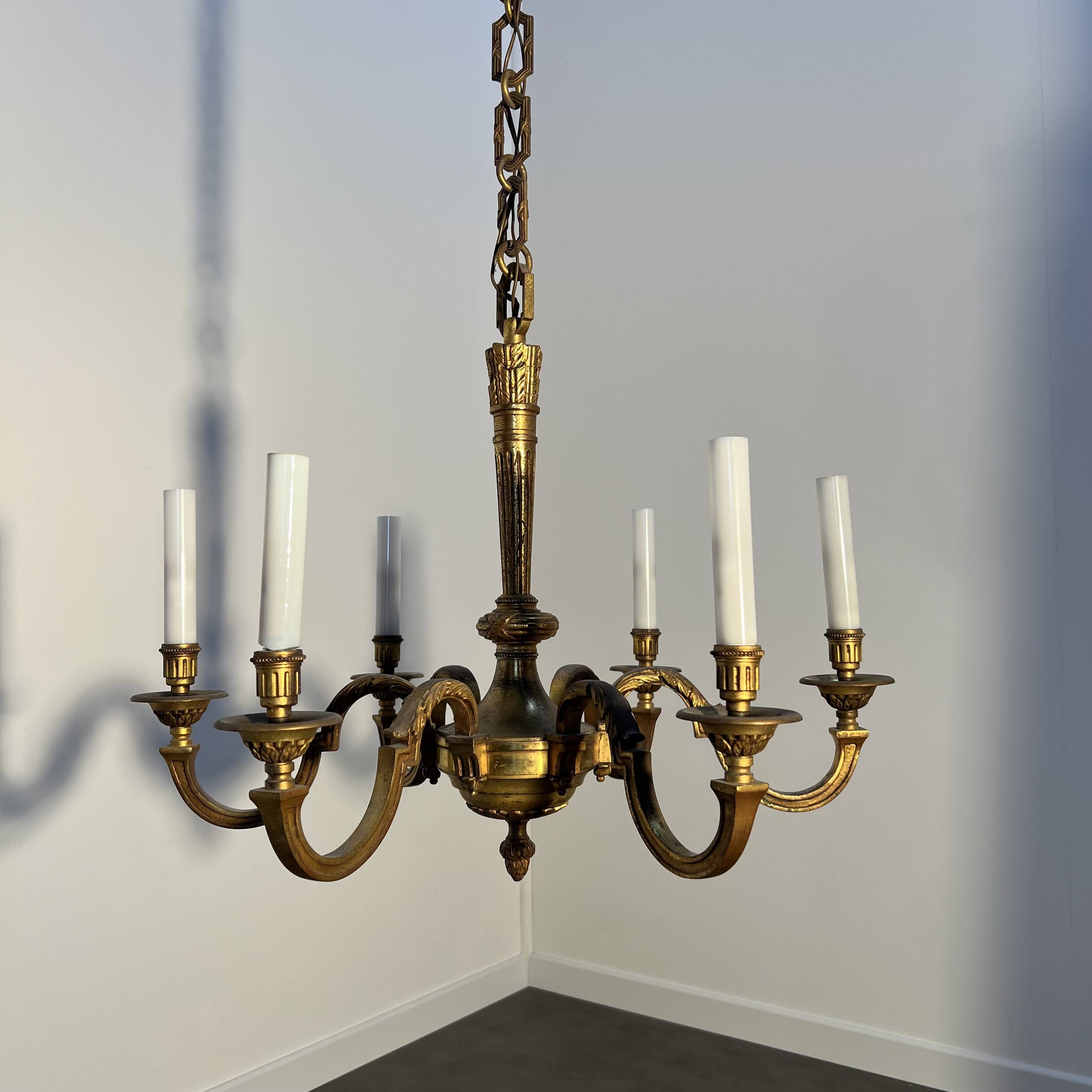 Important six-light chandelier in chiselled gilded bronze, Empire, 19th century