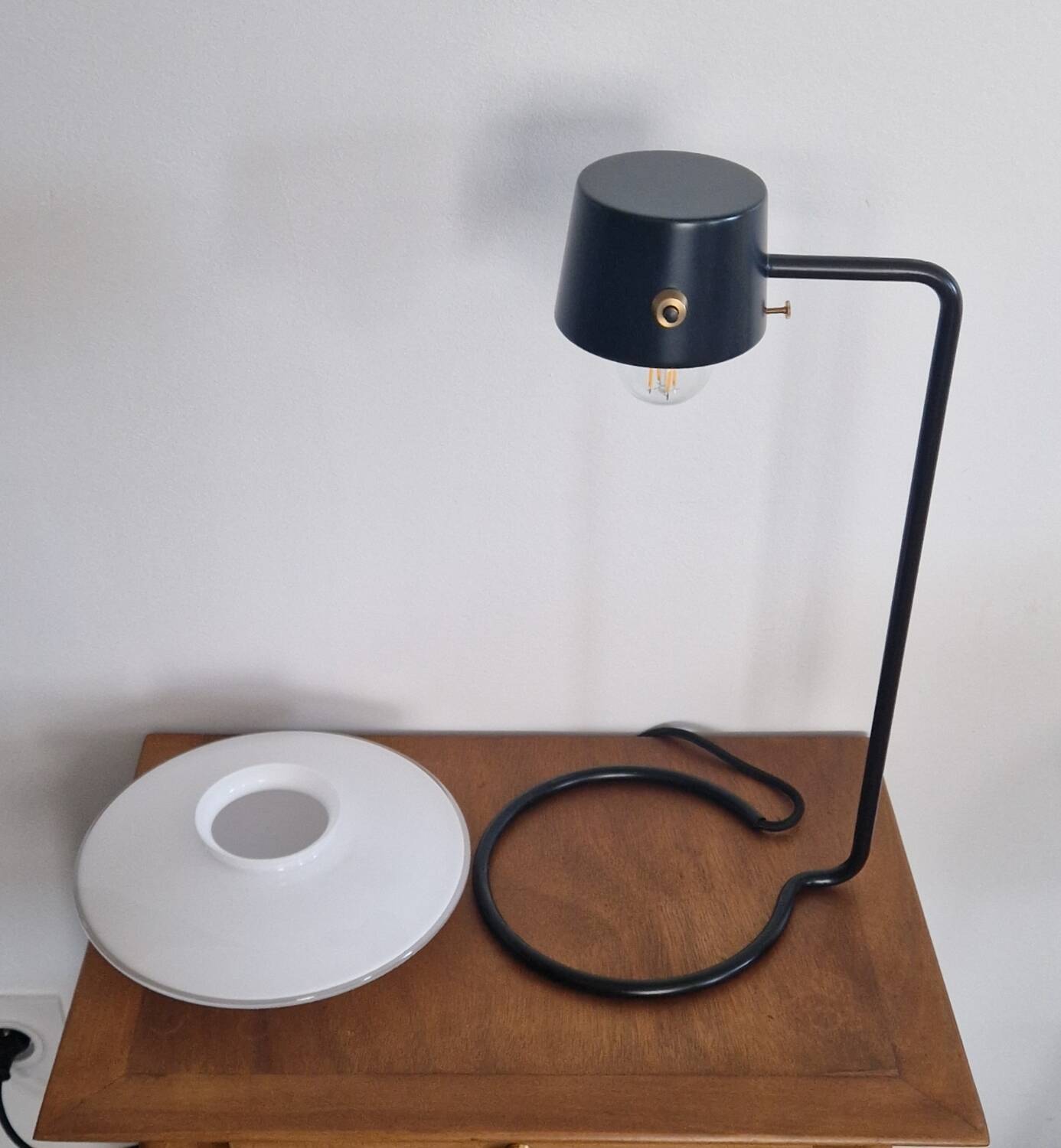Lampe de table AJ Oxford - Arne Jacobsen 1963 - Acier noir et verre so