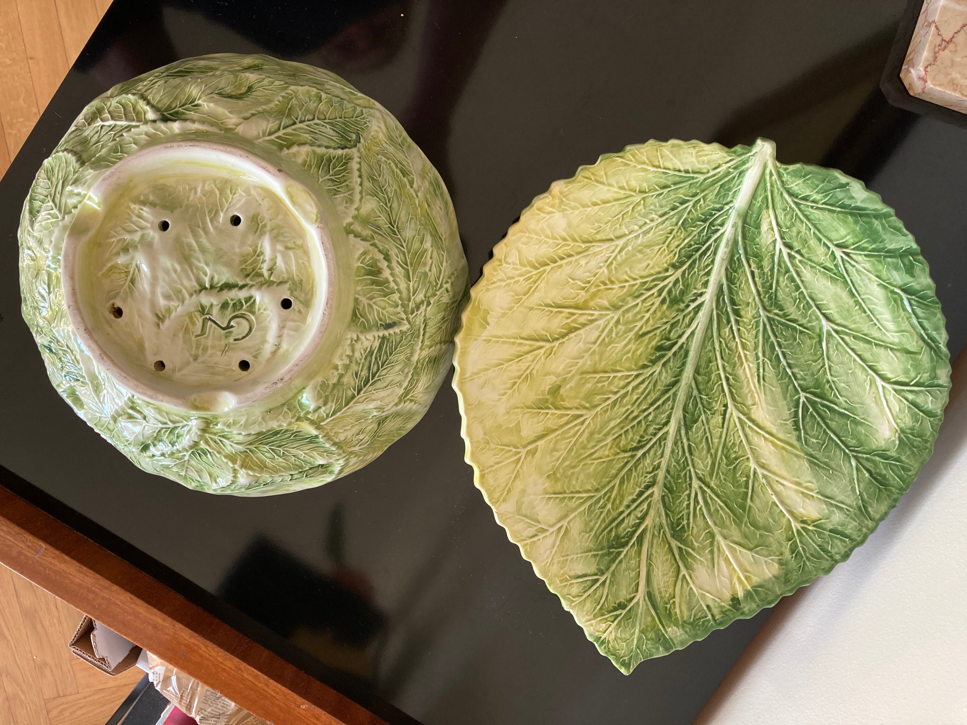 Cherry-decorated drainer fruit cup with its leaf-shaped dish