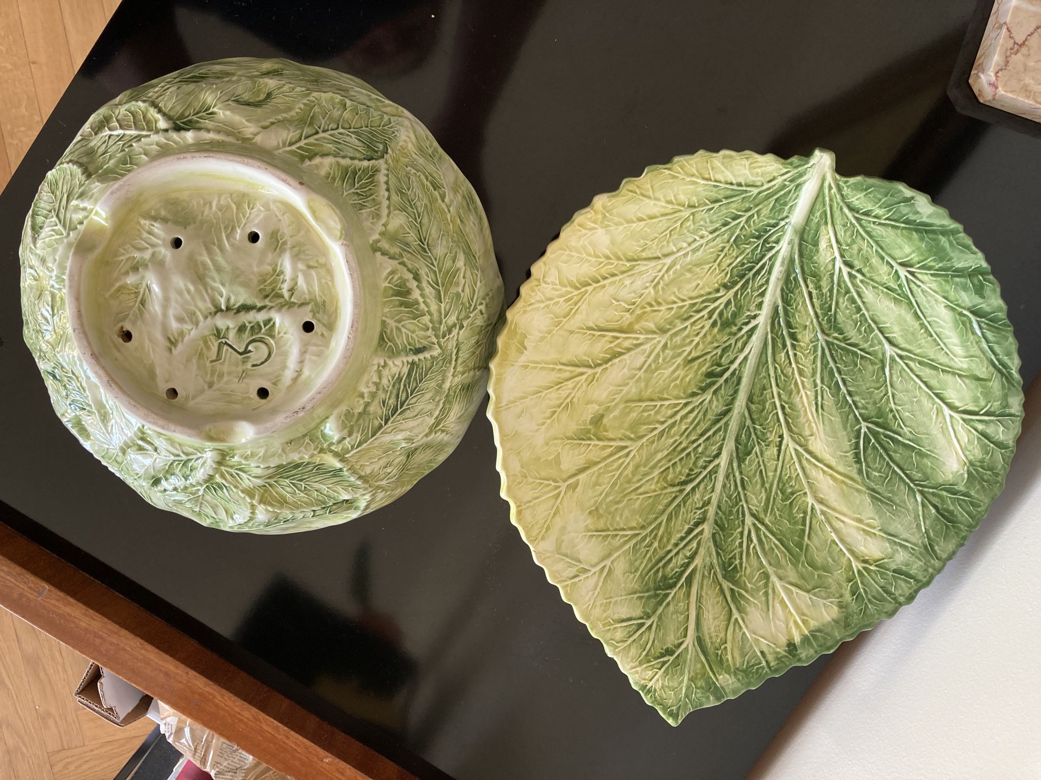 Cherry-decorated drainer fruit cup with its leaf-shaped dish