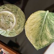 Cherry-decorated drainer fruit cup with its leaf-shaped dish