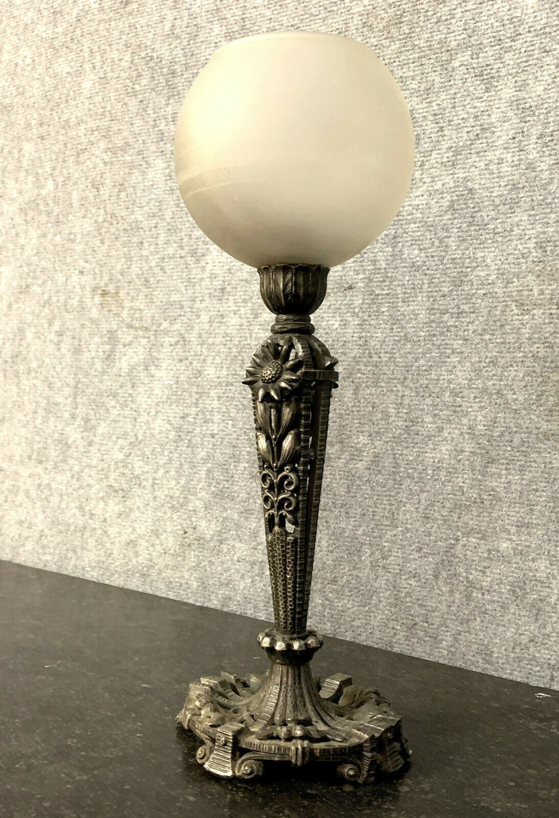 Lampe époque Art Déco en bronze argenté et opaline vers 1850
