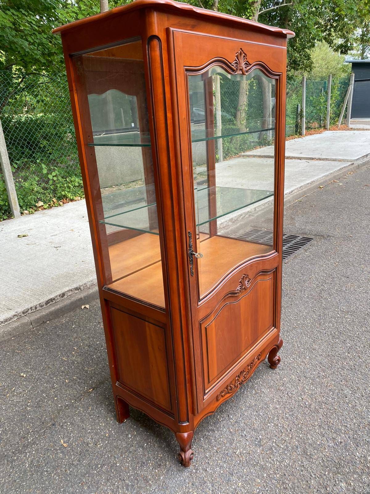 Vitrine argentier style Louis XV en merisier fond miroir & étagères Verre 9