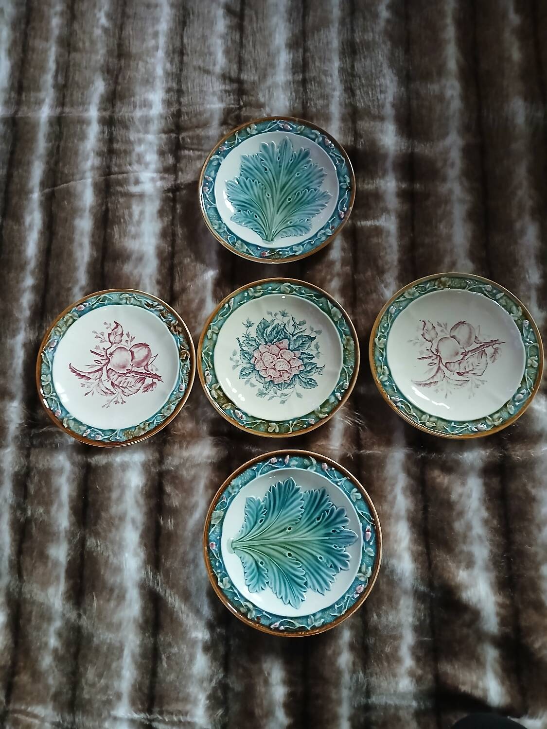 5 assiettes anciennes majolique Longchamp 