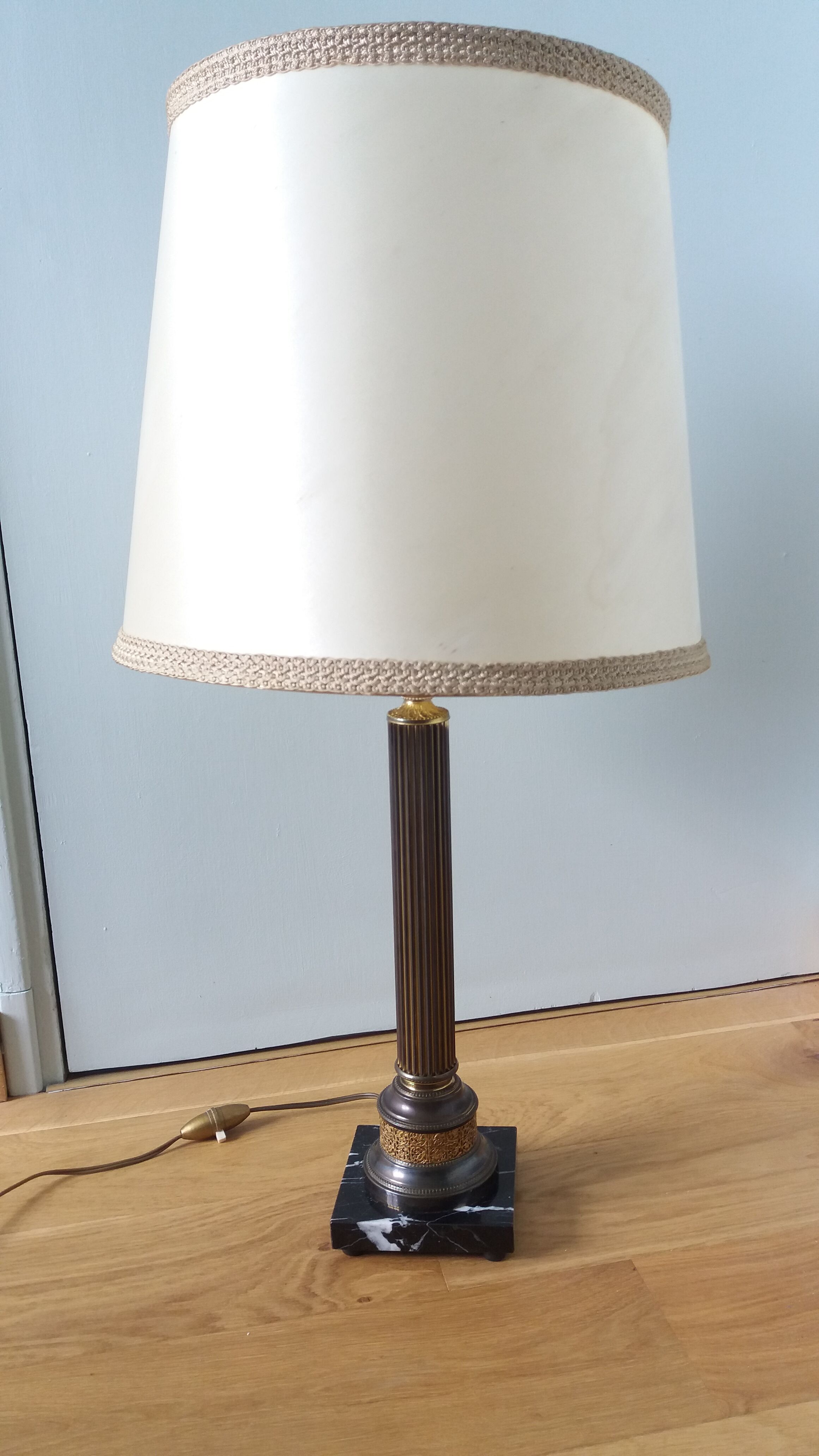 Antique column lamp in marble and gilded metal