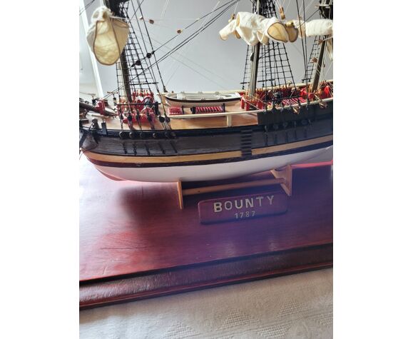Maquette du Bounty 1787 dans sa vitrine verre et bois