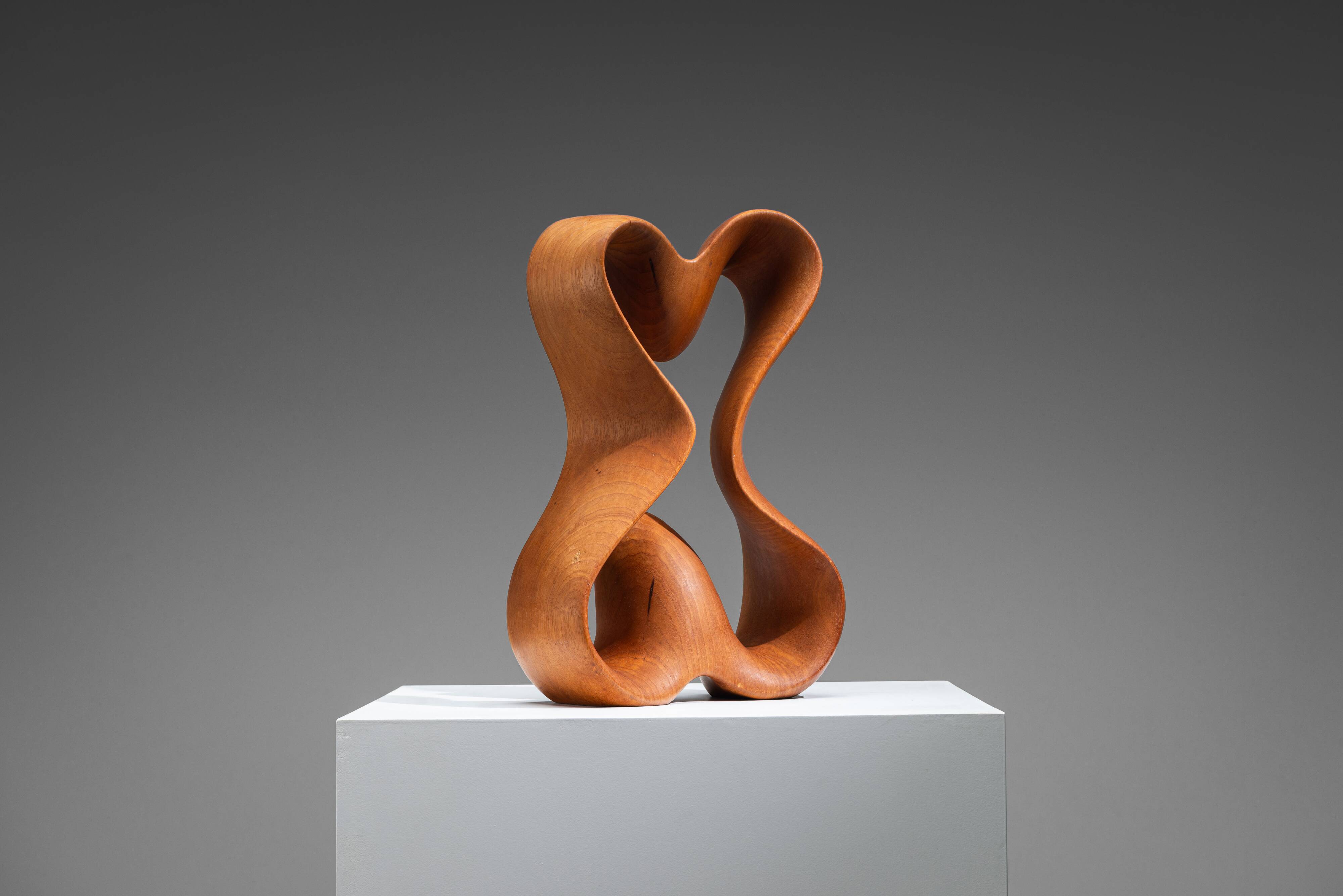 Sculpture abstraite avec des courbes organiques fluides.