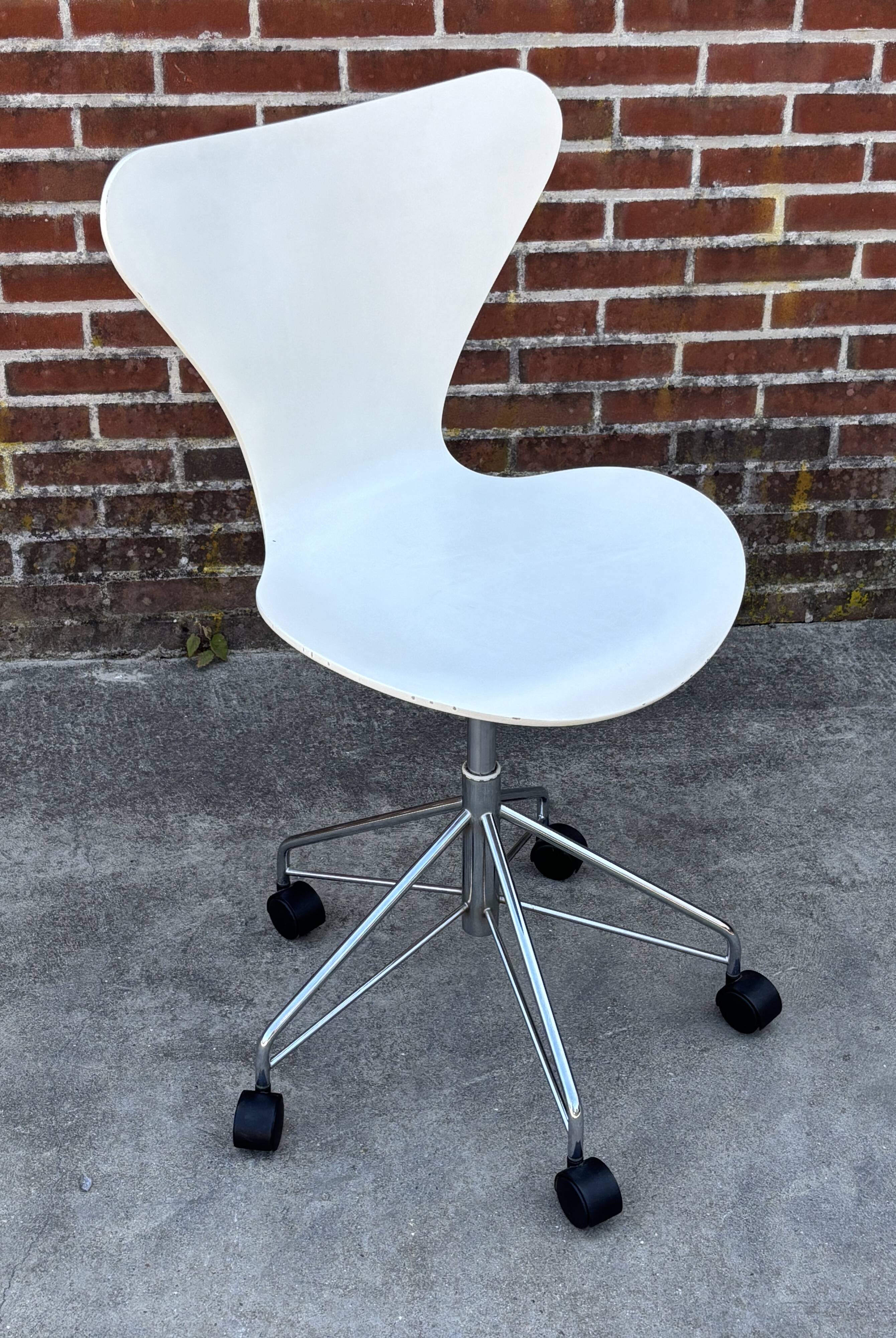 Vintage Desk Chair 3117 by Arne Jacobsen for Fritz Hansen in White