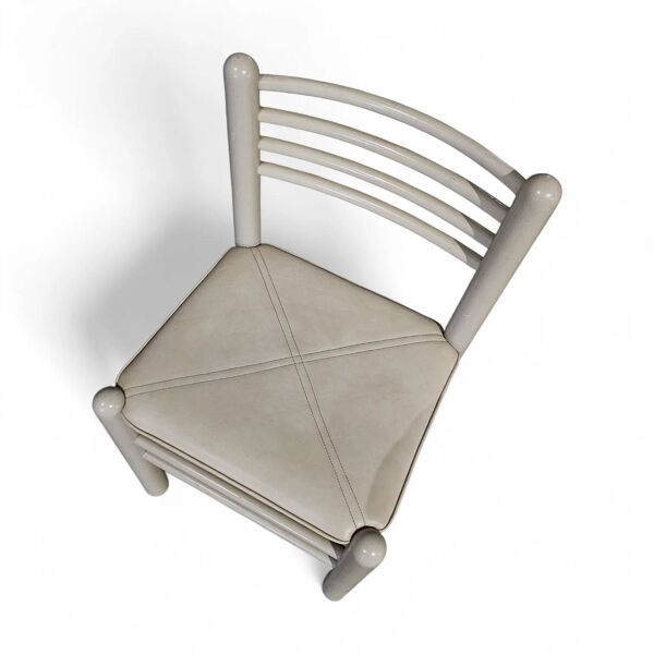 5 chaises de salle à manger / cadre en bois gris clair / siège en cuir / Allemagne années 1970 / étiqueté ''ideen für kuchen - innenarchitektur