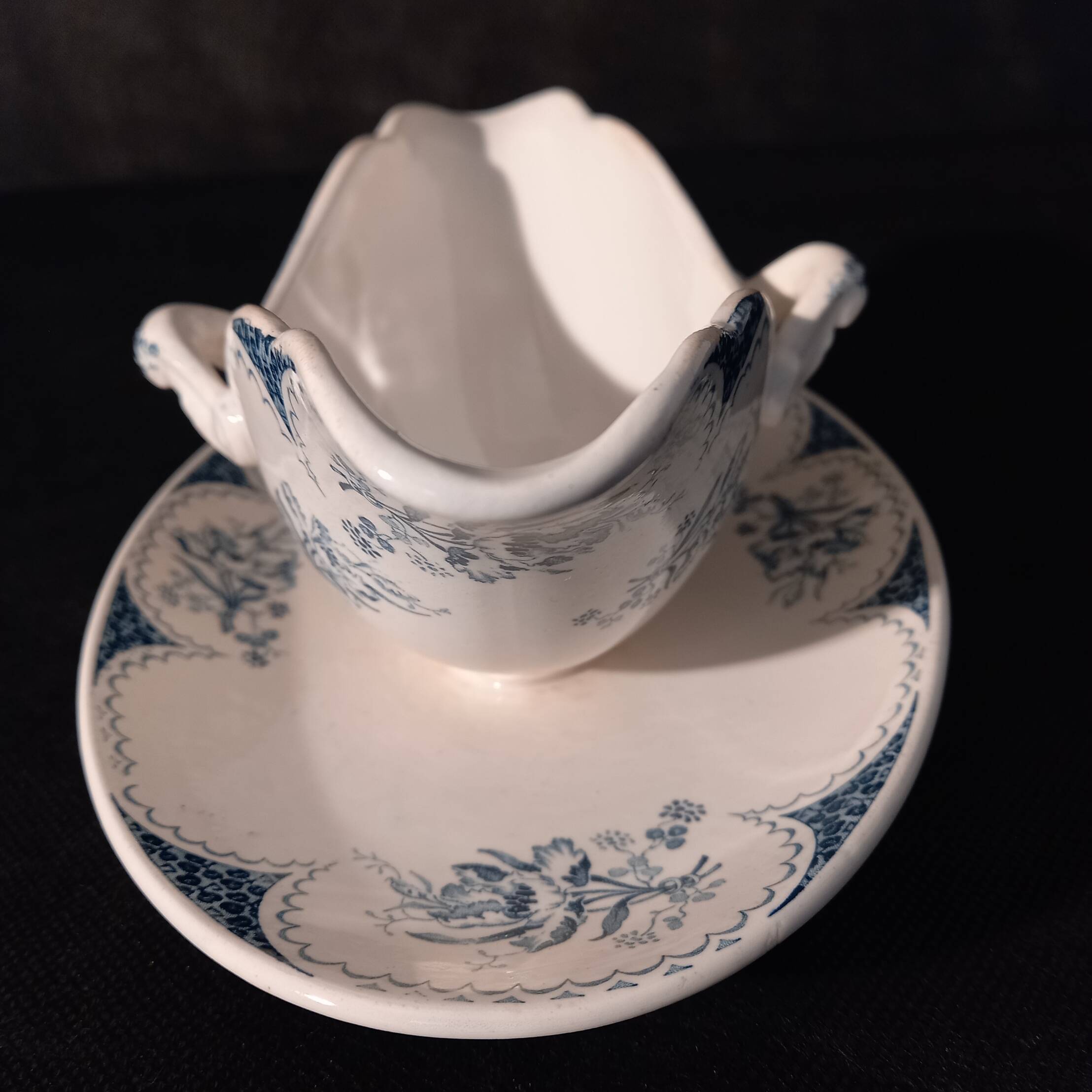 19th-century sauce boat in earthenware, stamped lille k&g luneville.