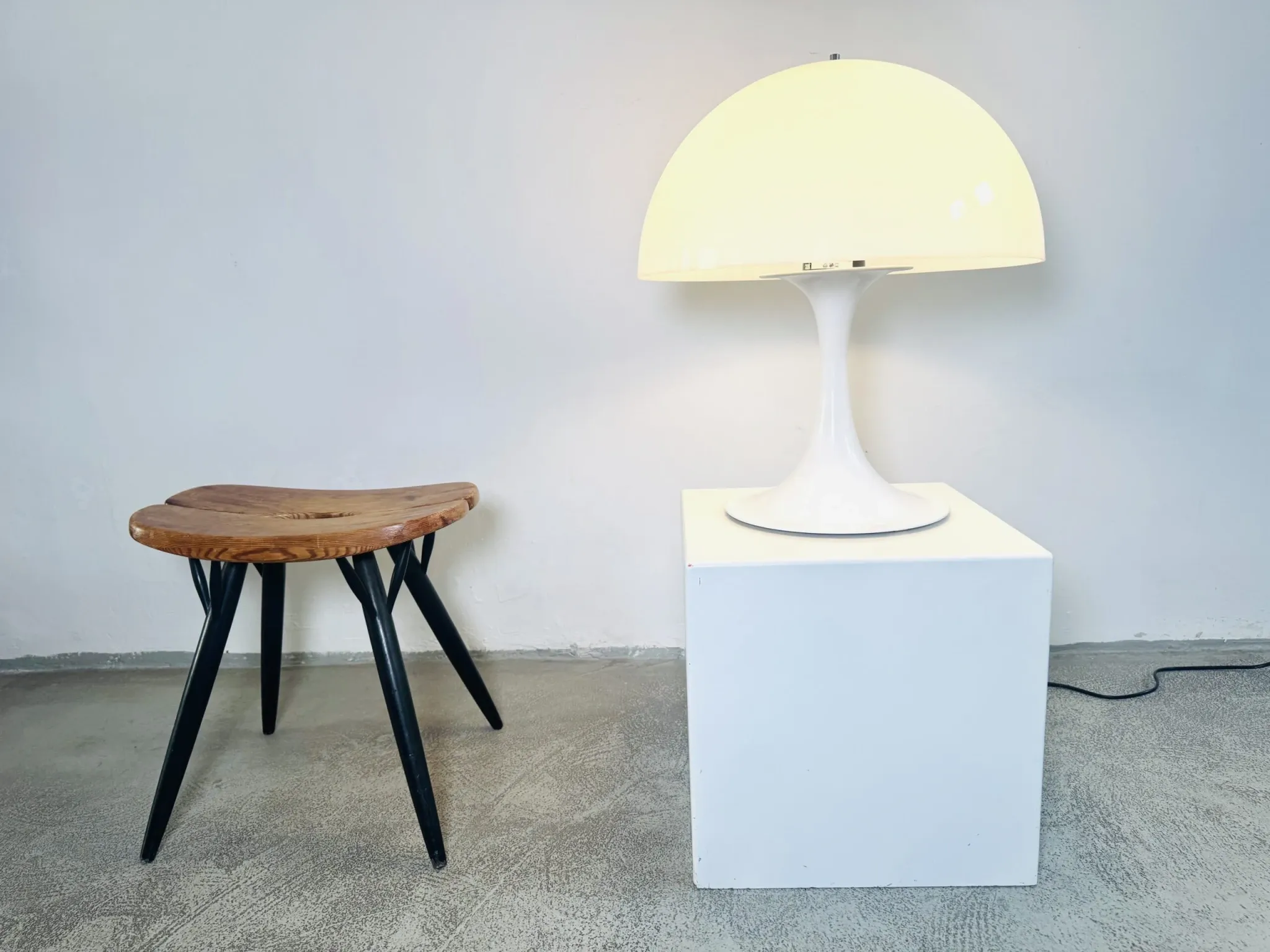 Lampe de table D-2128 par Raak Amsterdam, Pays-Bas, années 1970.