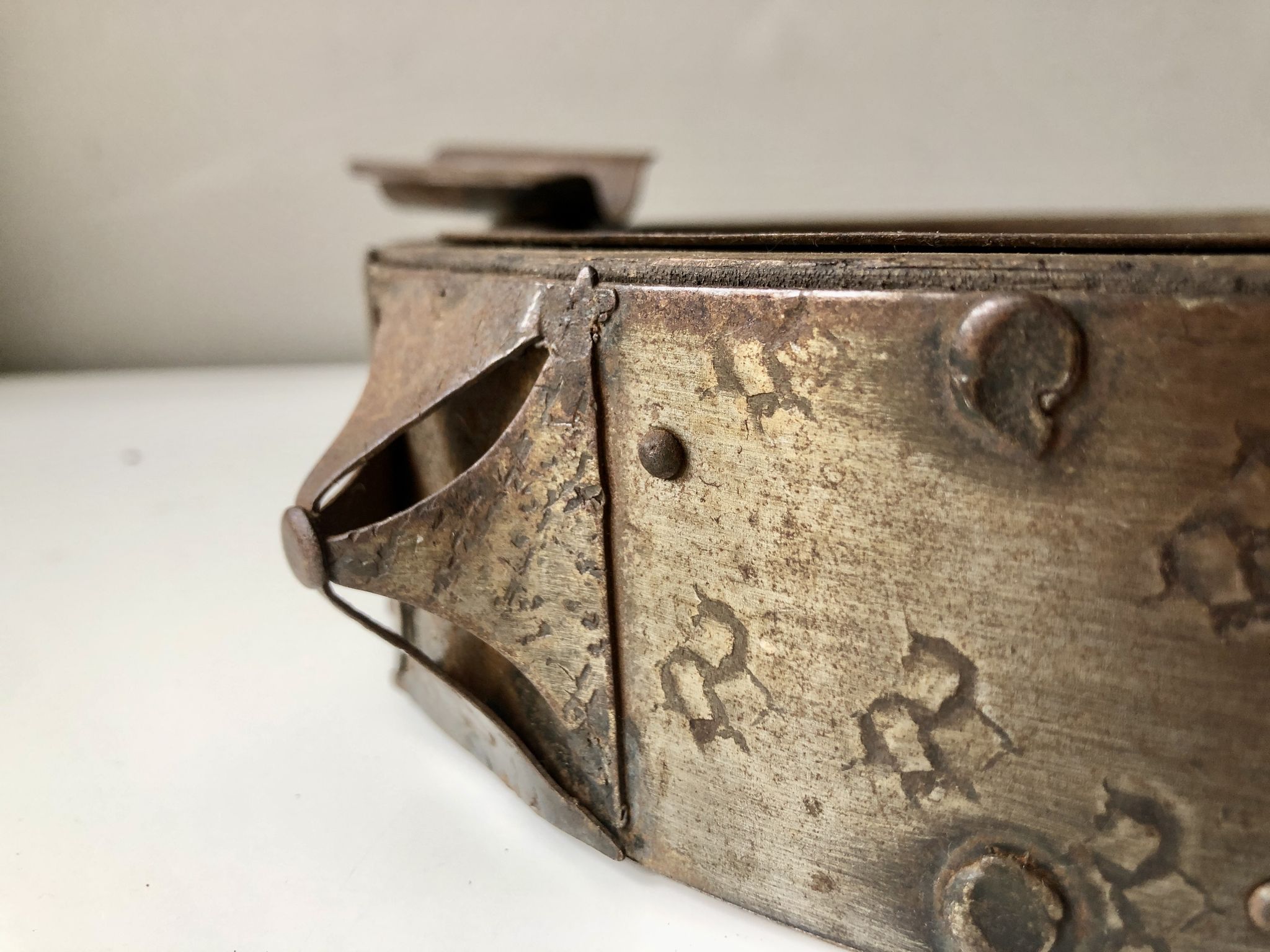 Cendrier en fer forgé et bois art brutaliste XXIIIème