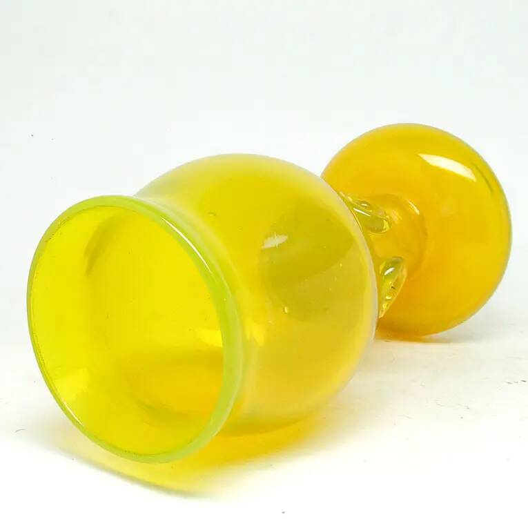 Vase moderniste, en verre jaune, conçu par J. Słuczan-Orkusz, Pologne, années 1970