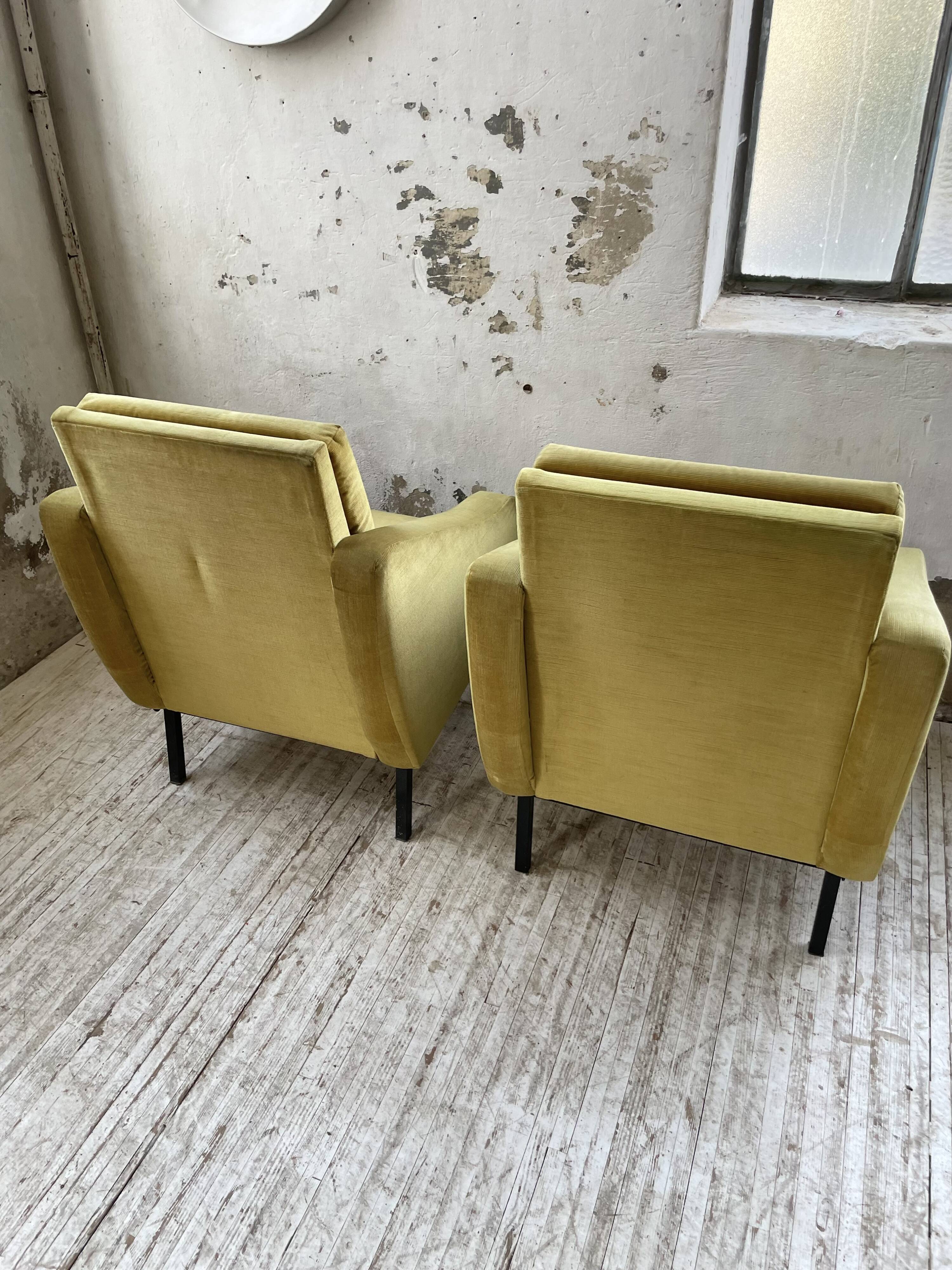 Paire de chauffeuses fauteuils vintage velours jaune