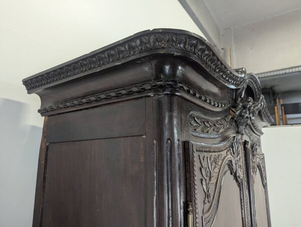 Armoire commode fécampoise en acajou moucheté