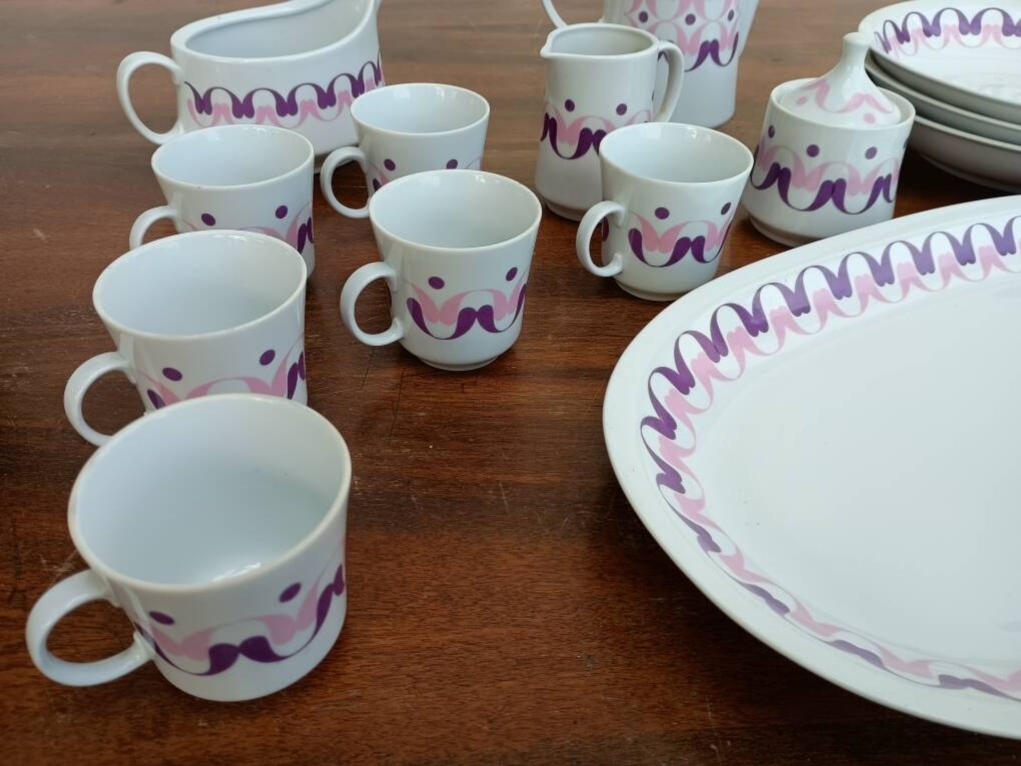 Alfoldi porcelain coffee service and serving dishes, 14 pieces, circa 1970.