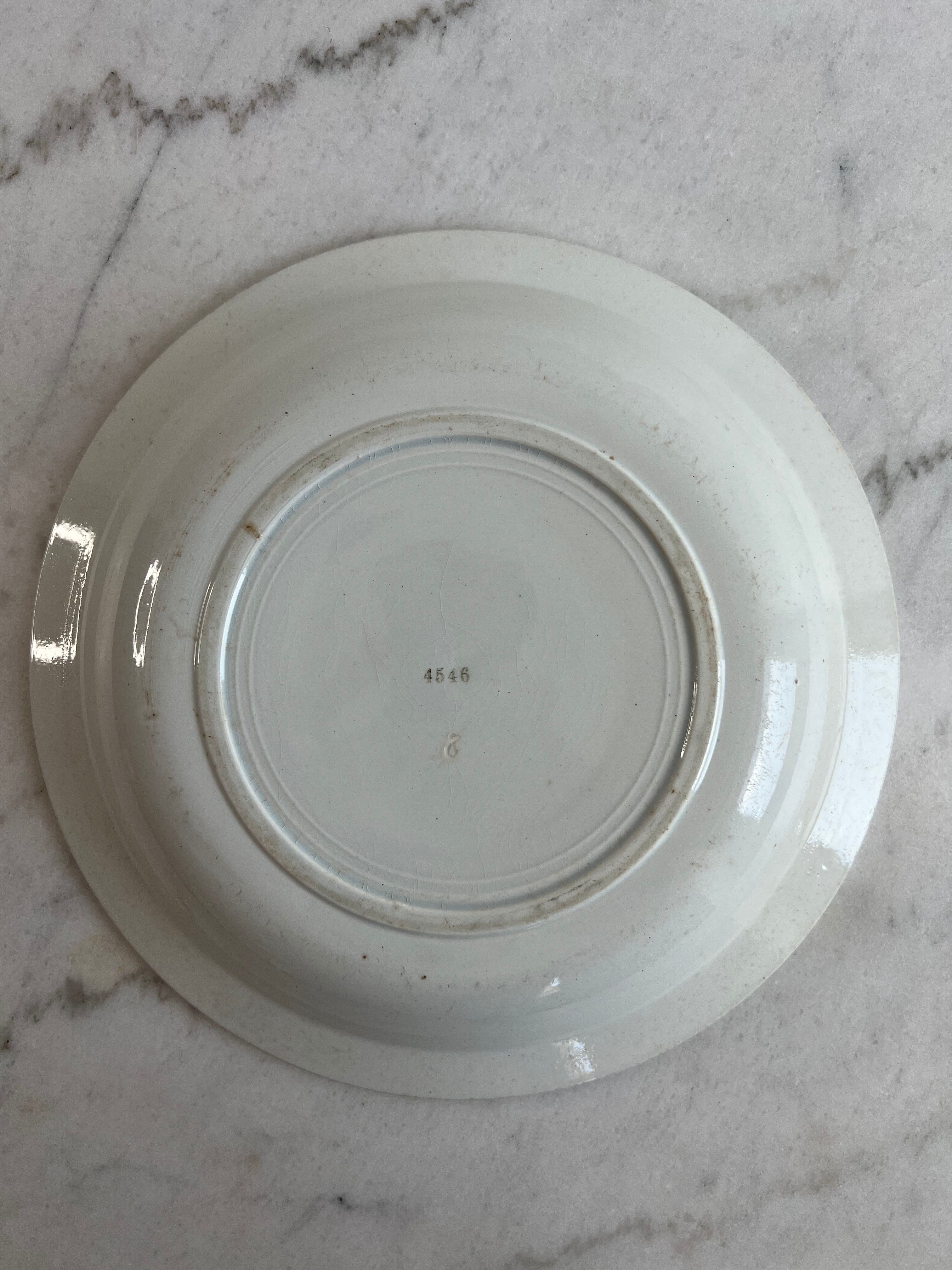 Presentation plate with a brown pattern