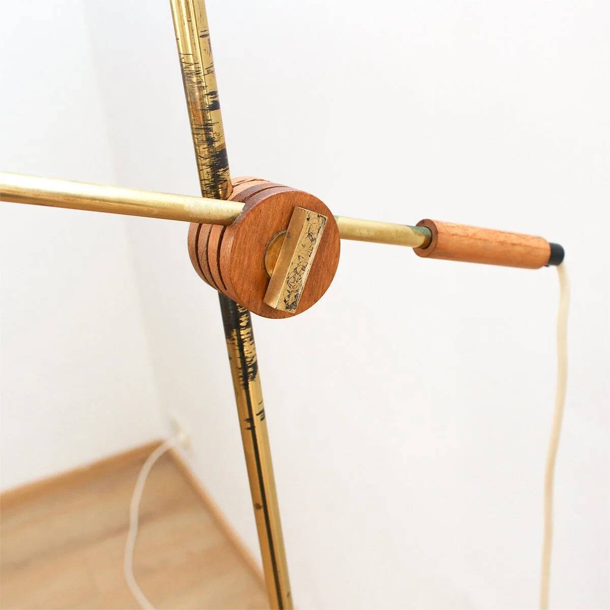 Floor lamp with a swivelling arm