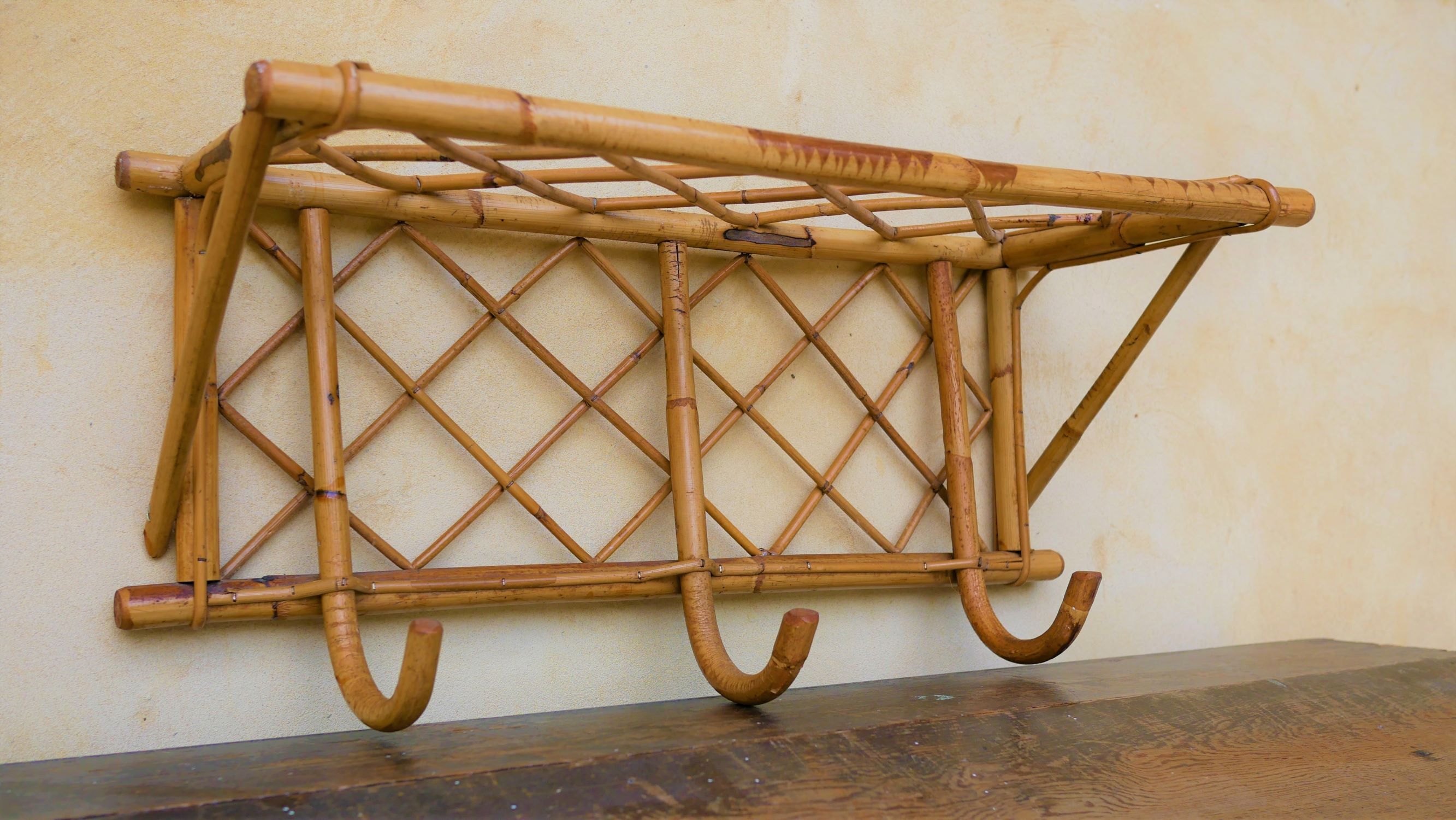 Porte-manteau mural vintage en rotin