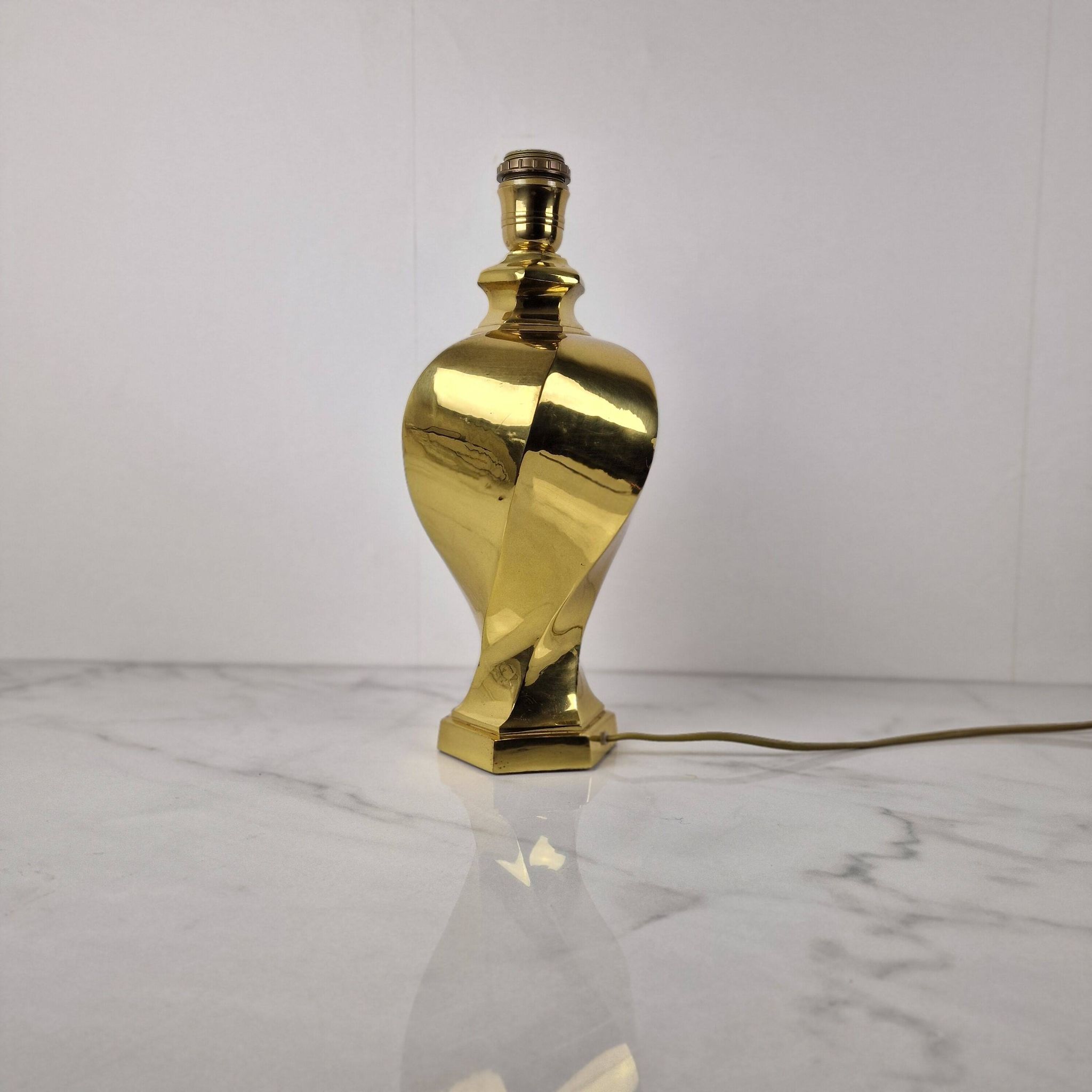 Lampe de table en laiton sculptural, de qualité lourde, sans abat-jour.