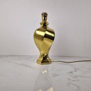 Lampe de table en laiton sculptural, de qualité lourde, sans abat-jour.