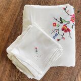 Embroidered tablecloth and 12 vintage napkins