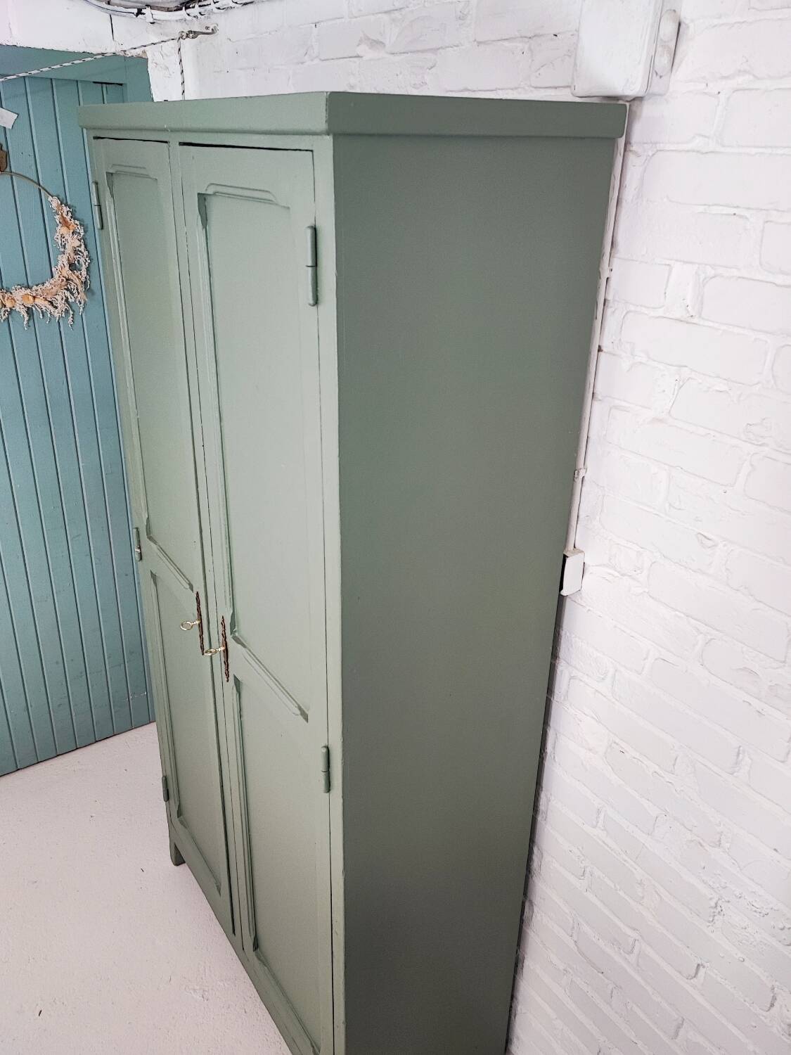 Parisian khaki wardrobe