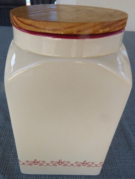 Large jar and its faience lid and wooden lid