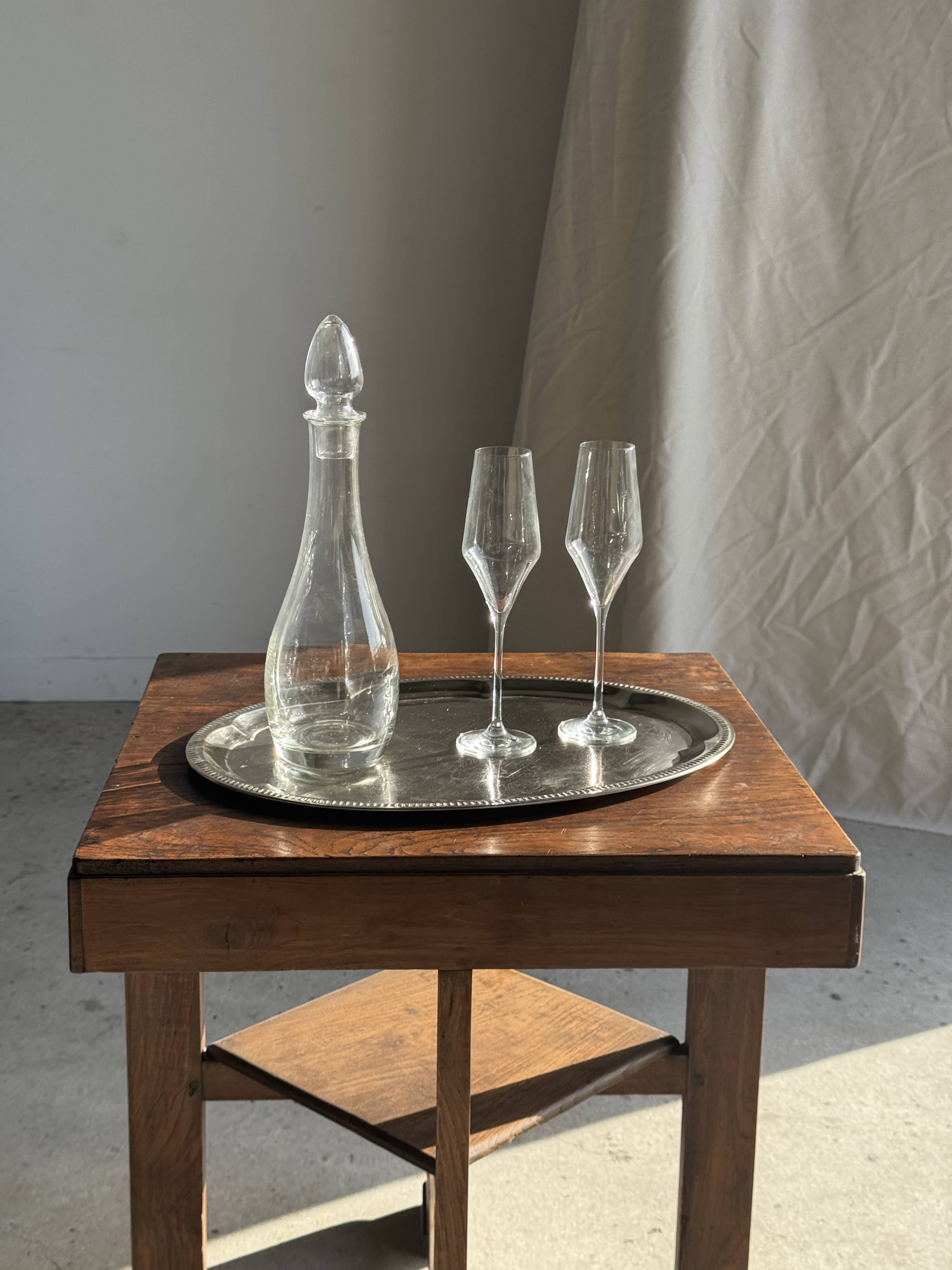 Large oval engraved platter in silver-plated metal 34x45.